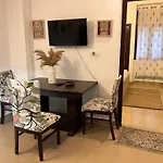 Ensquare Hotel - Aesthetic 2 Bedroom, 1 Living Room Apartments With Kitchen Near Top Location Laxman Jhula