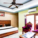 Super Hotel O Balaknath Temple Road Tapovan