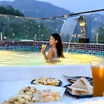 Oak Leaf Hotel