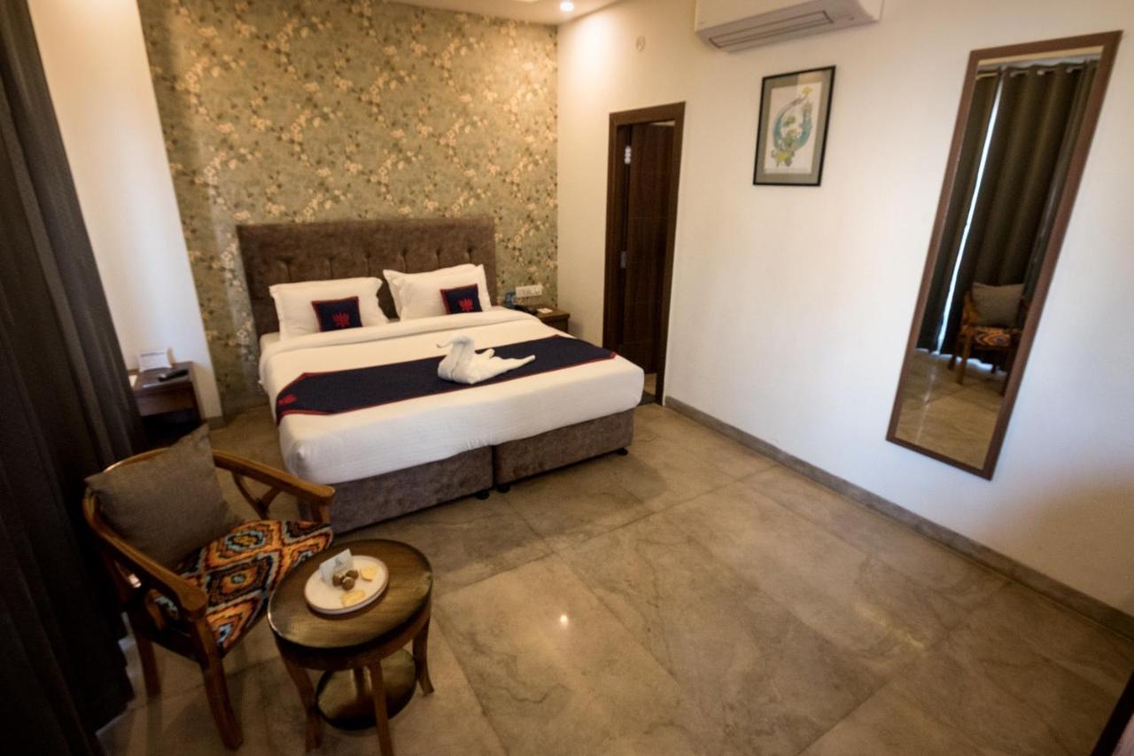 Hotel Holywater By Ganga Kinare #150 Mts From Ganga Ghat 3*