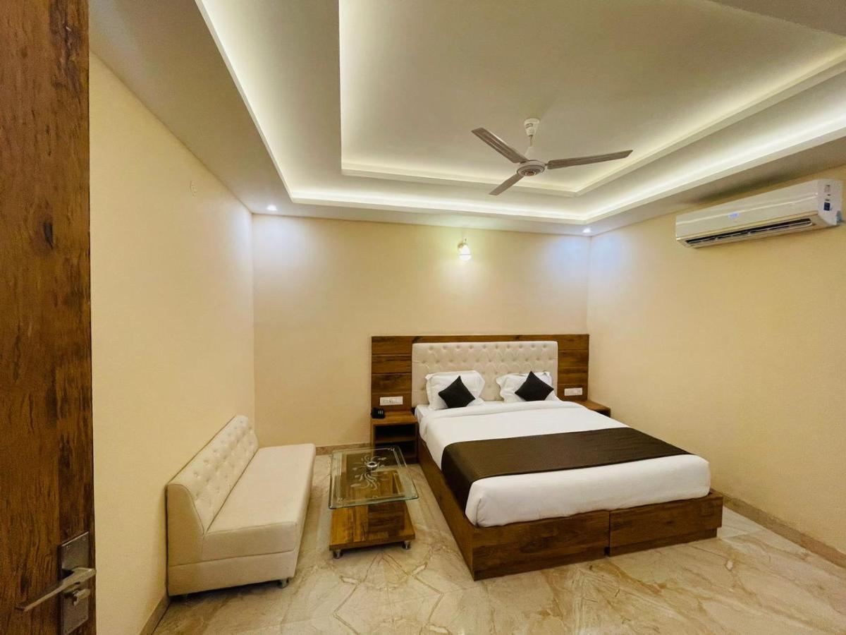 Super Townhouse Oak Tapovan Hotel