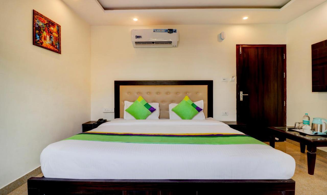 Itsy Nv, Tapovan Hotel