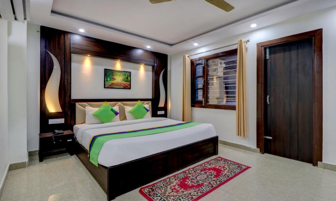 Itsy Nv, Tapovan Hotel