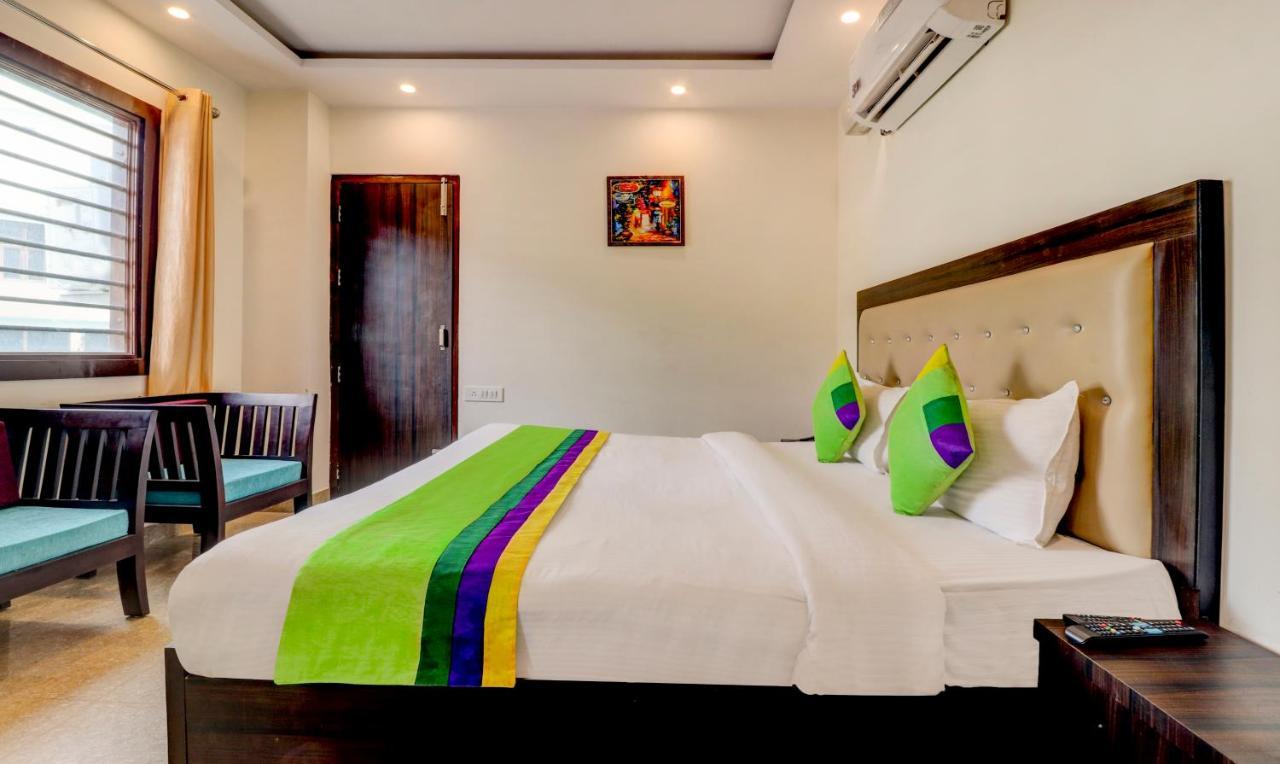 Itsy Nv, Tapovan Hotel