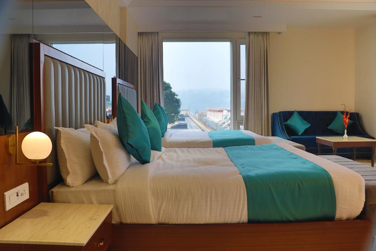 - Behind Parmarth Niketan Hotel
