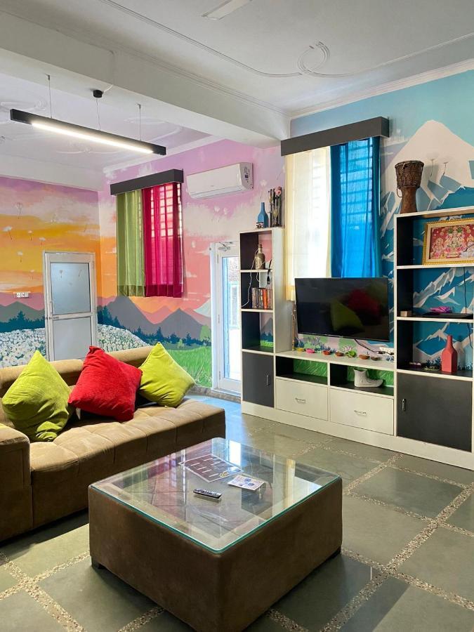 Hot - House Of Travellers,