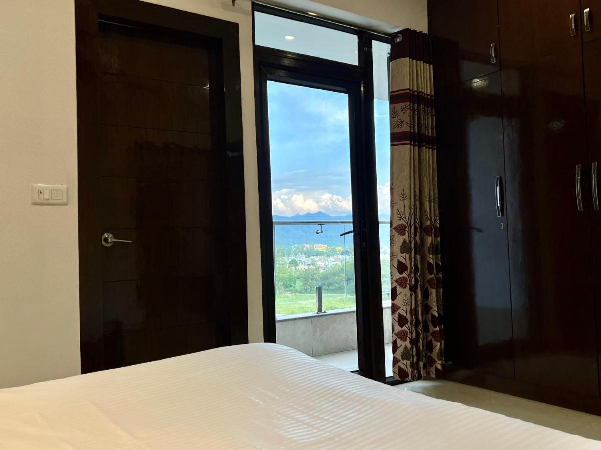 Rose 3bhk By Wabi Sabi With Private Balcony