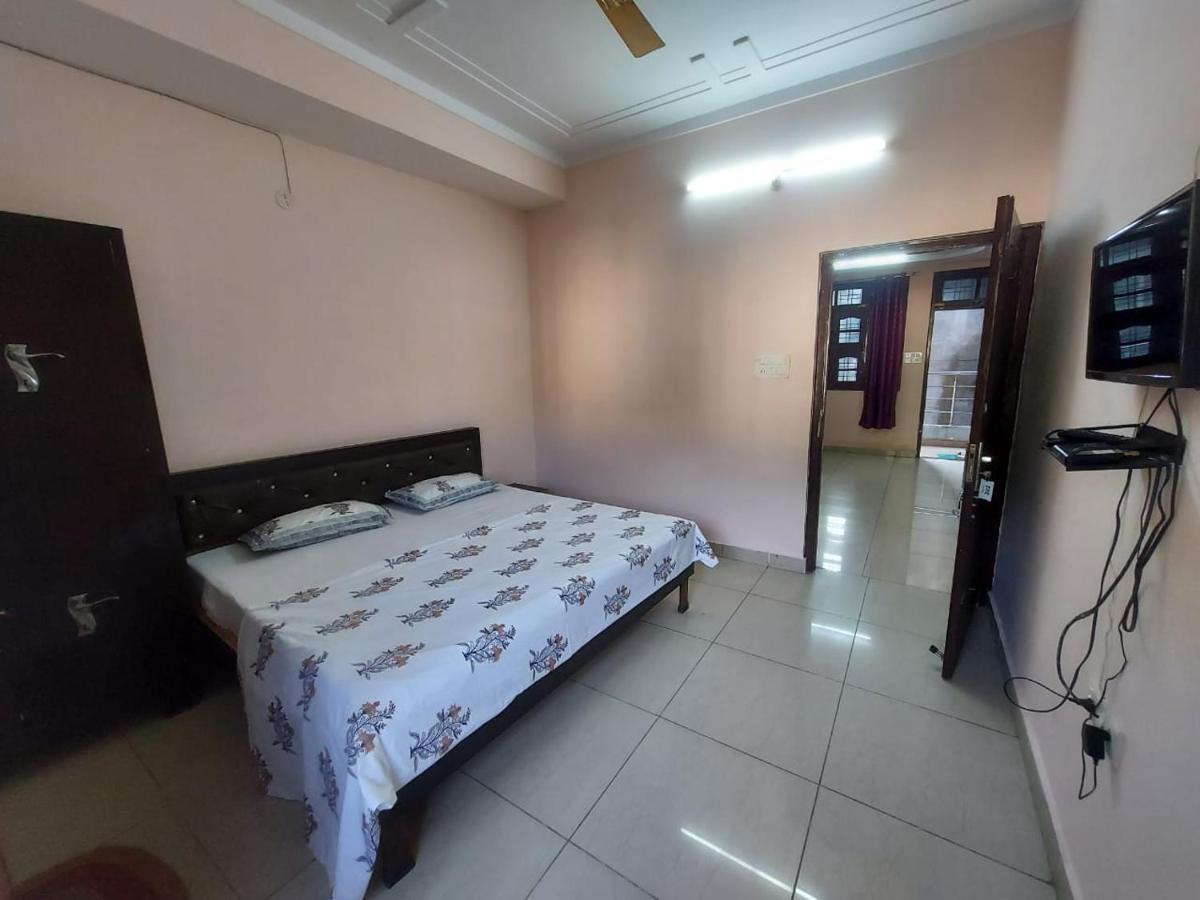Ensquare - View, Location, Rooftop Cafe & Live Music Apartment