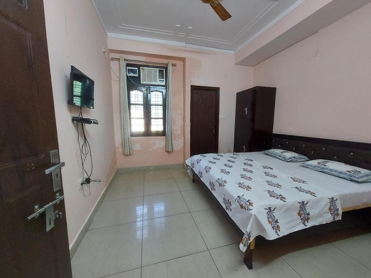 Ensquare - View, Location, Rooftop Cafe & Live Music Apartment Rishikesh