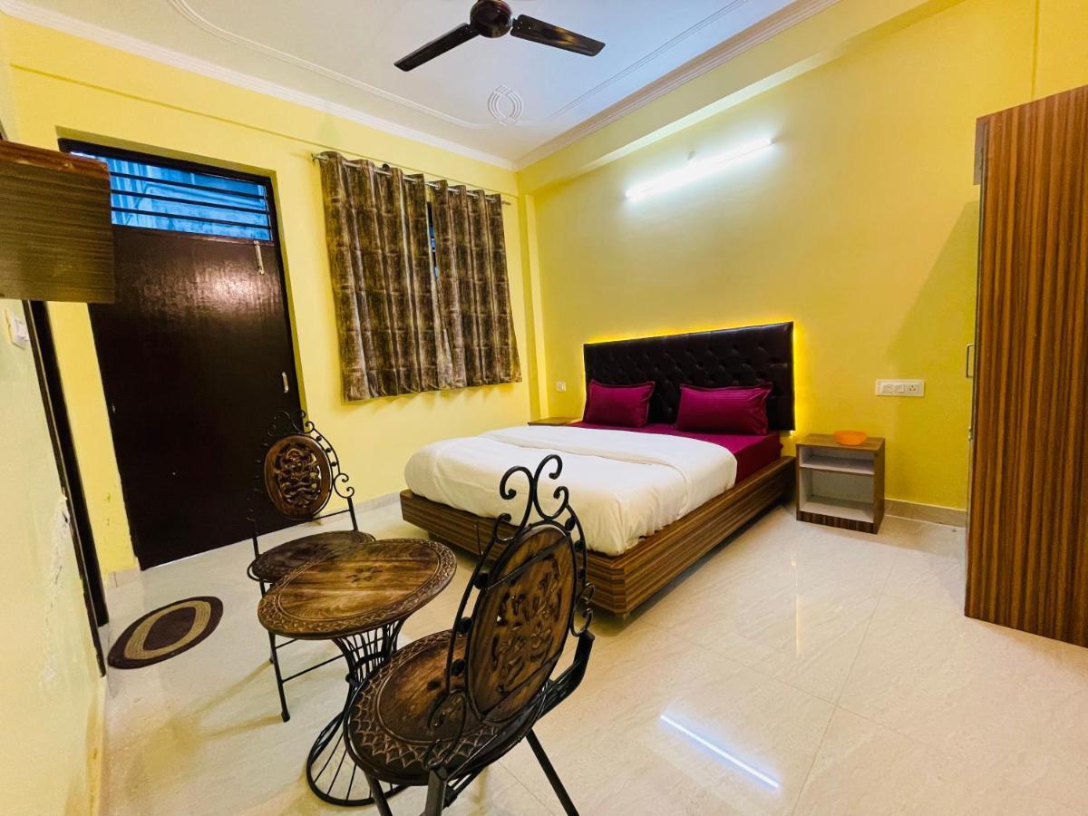 Manohar Hotel *