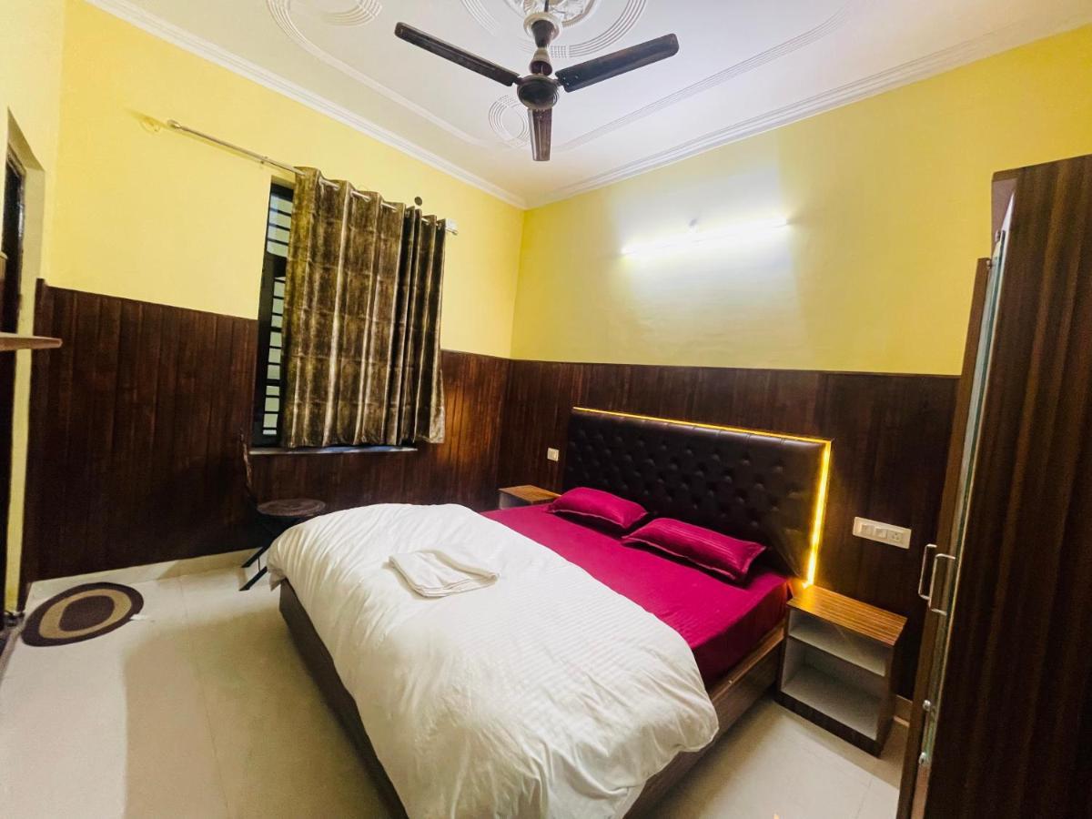 Manohar Hotel *