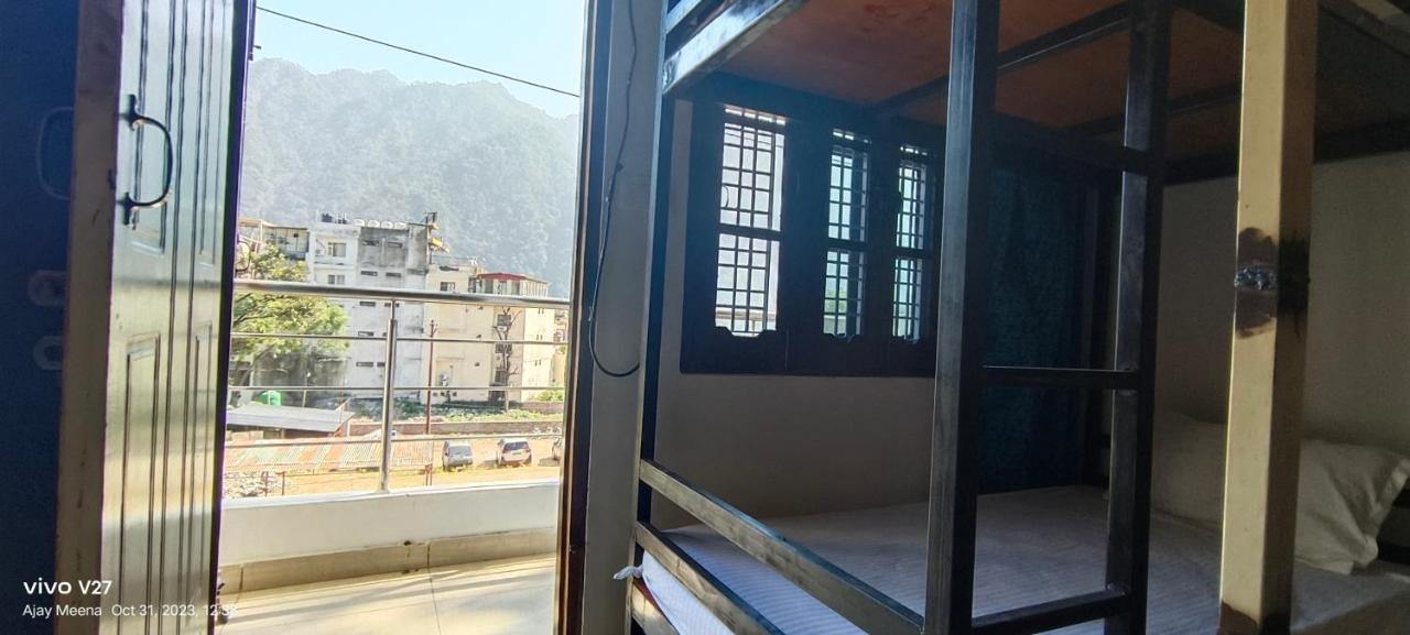 Ensquare - 2 Bedroom Mountain View With Kitchen, Rooftop Cafe, Live Music Rishikesh