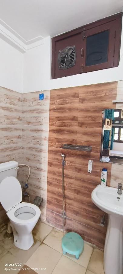 Hostel Ensquare - 2 Bedroom Mountain View With Kitchen, Rooftop Cafe, Live Music Rishikesh