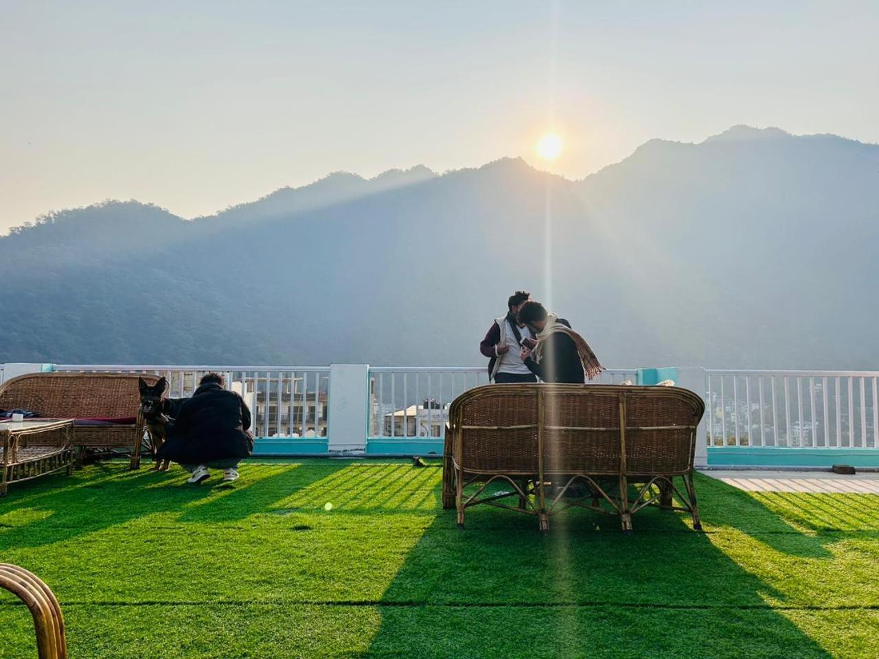 Ensquare - 2 Bedroom Mountain View With Kitchen, Rooftop Cafe, Live Music Hostel *