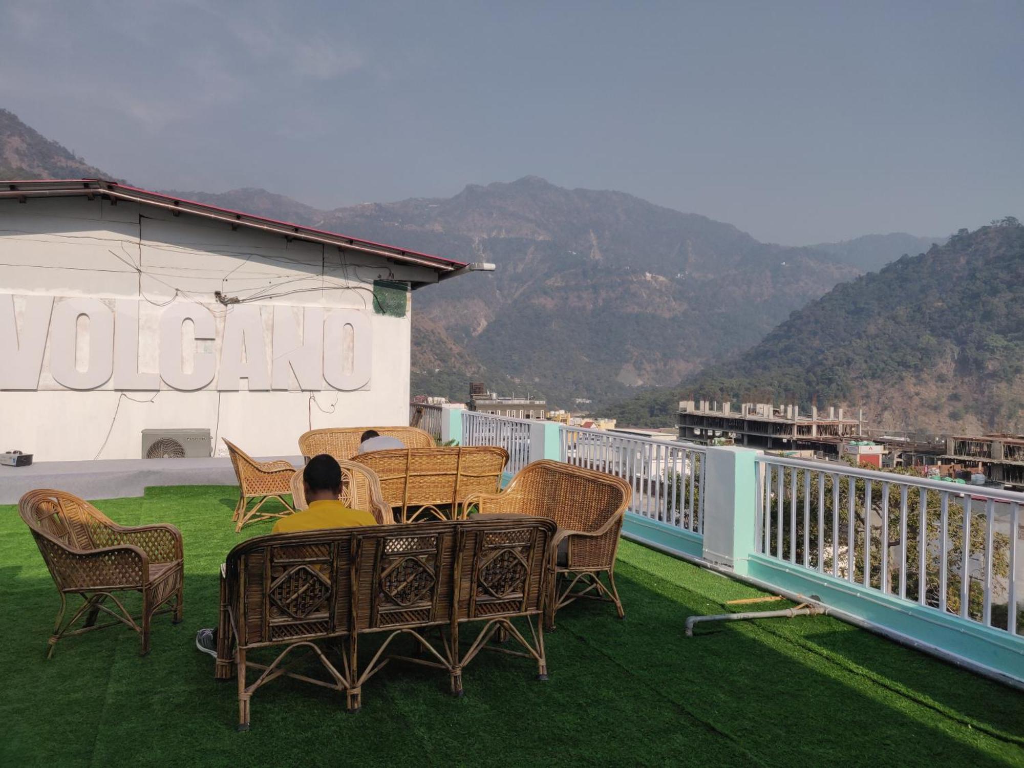 Ensquare - 2 Bedroom Mountain View With Kitchen, Rooftop Cafe, Live Music *
