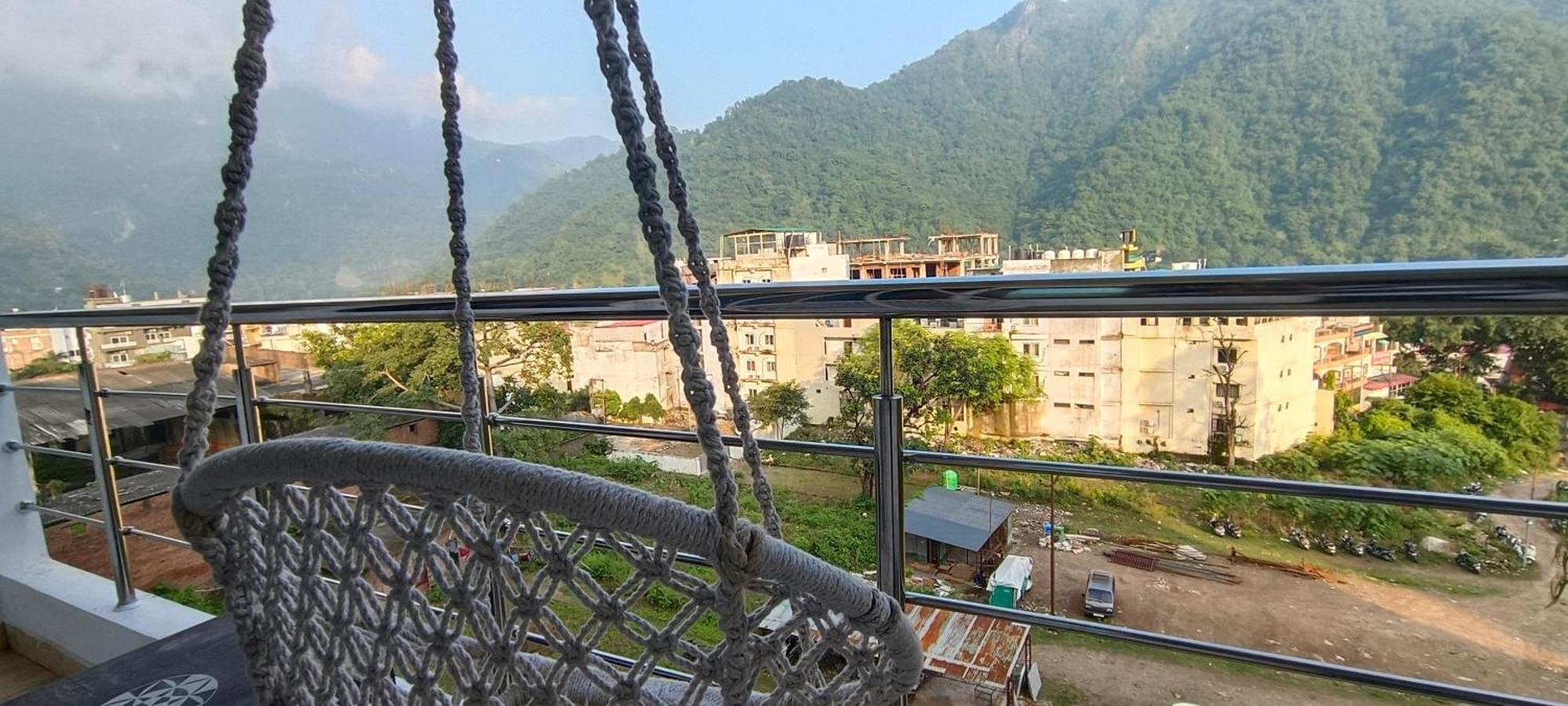 Hostel Ensquare - 2 Bedroom Mountain View With Kitchen, Rooftop Cafe, Live Music *