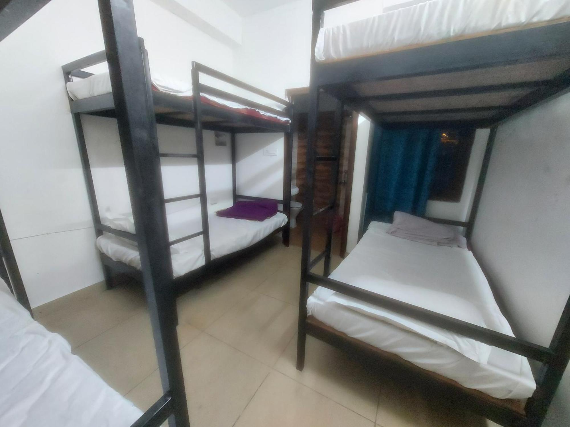 Ensquare - 2 Bedroom Mountain View With Kitchen, Rooftop Cafe, Live Music Hostel Rishikesh