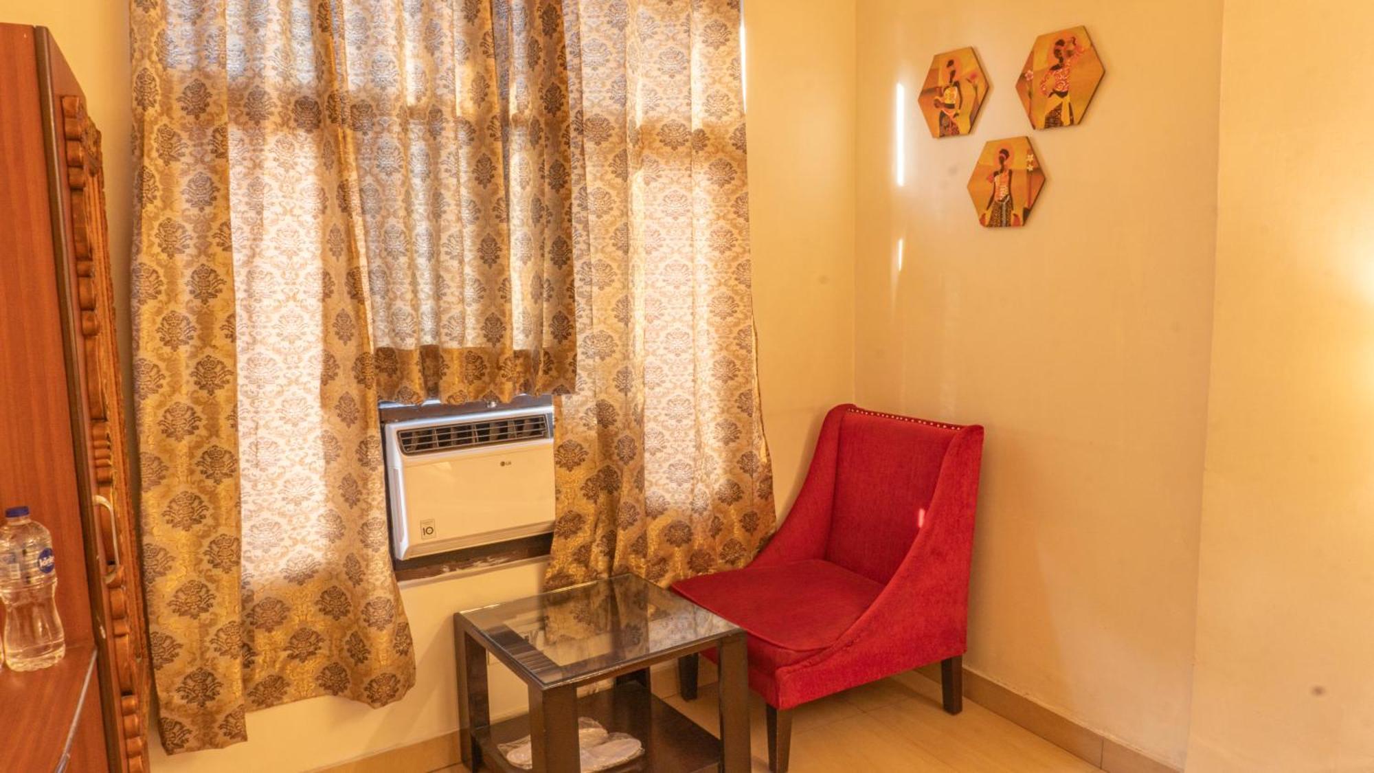 The Neeraj Palace Hotel 3*