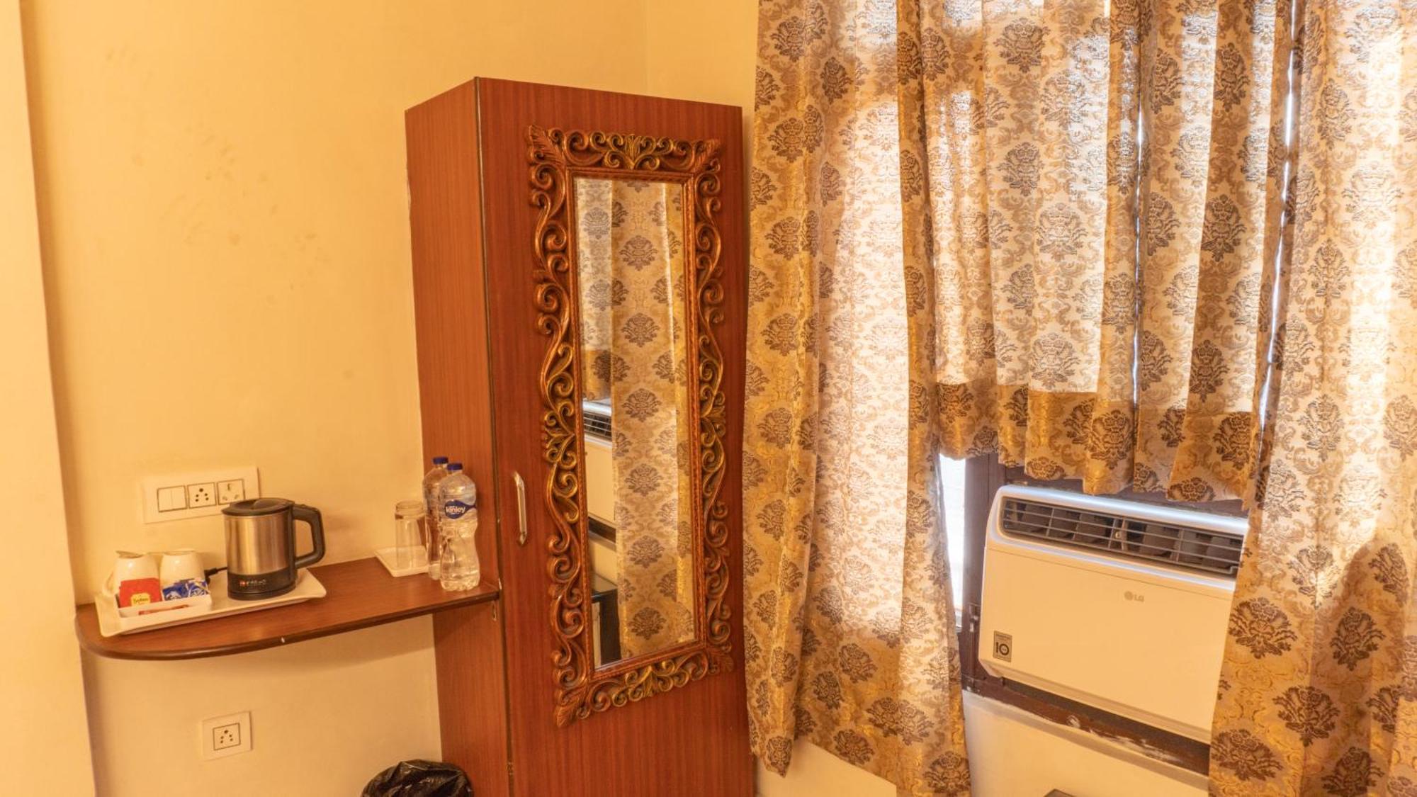The Neeraj Palace Hotel 3*