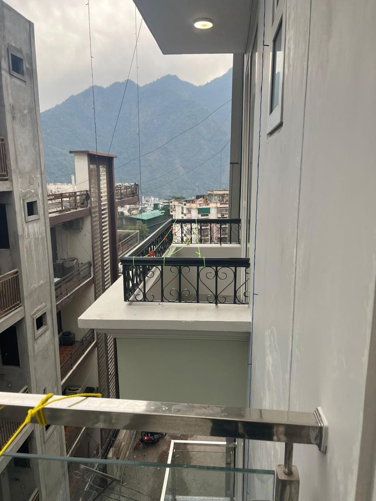 Luxury 2bhk 3ac Terrace View Lift Kitchen In Hills Tapovan