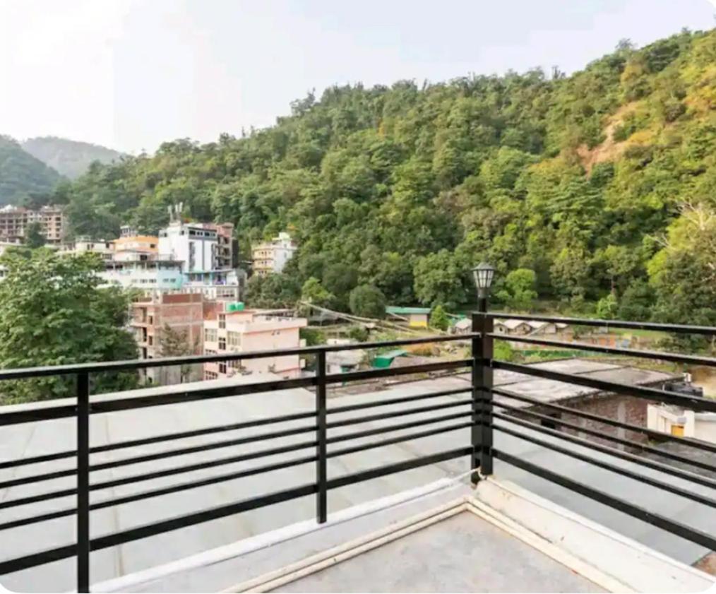 Apartment Entire Floor Luxury 3Bhk 3Baths 5 Double Beds In Tapovan Nr Laxman Jhulla *