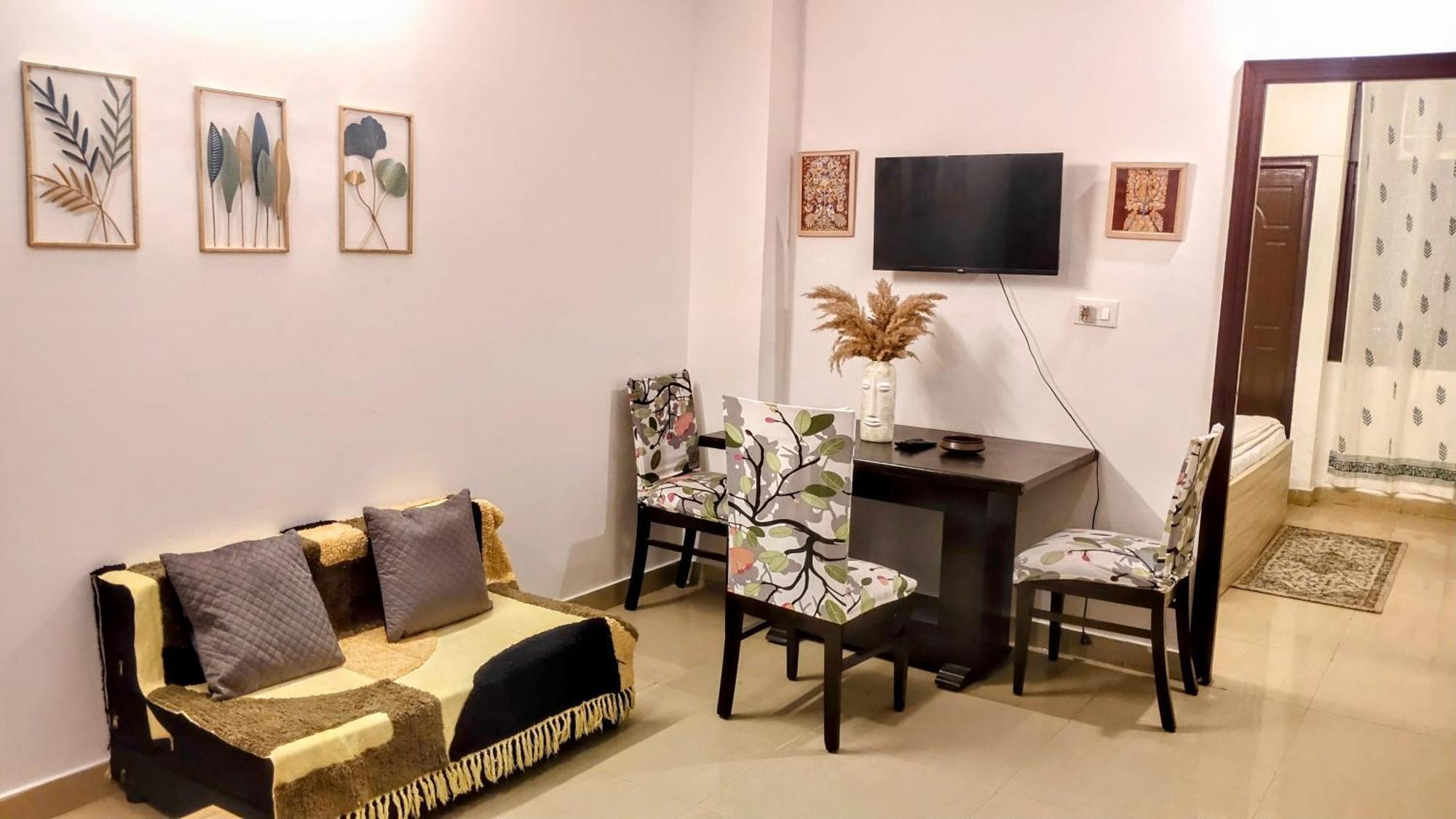 Holiday home Ensquare - Aesthetic 2 Bedroom, 1 Living With Kitchen Near Top Location Laxman Jhula *