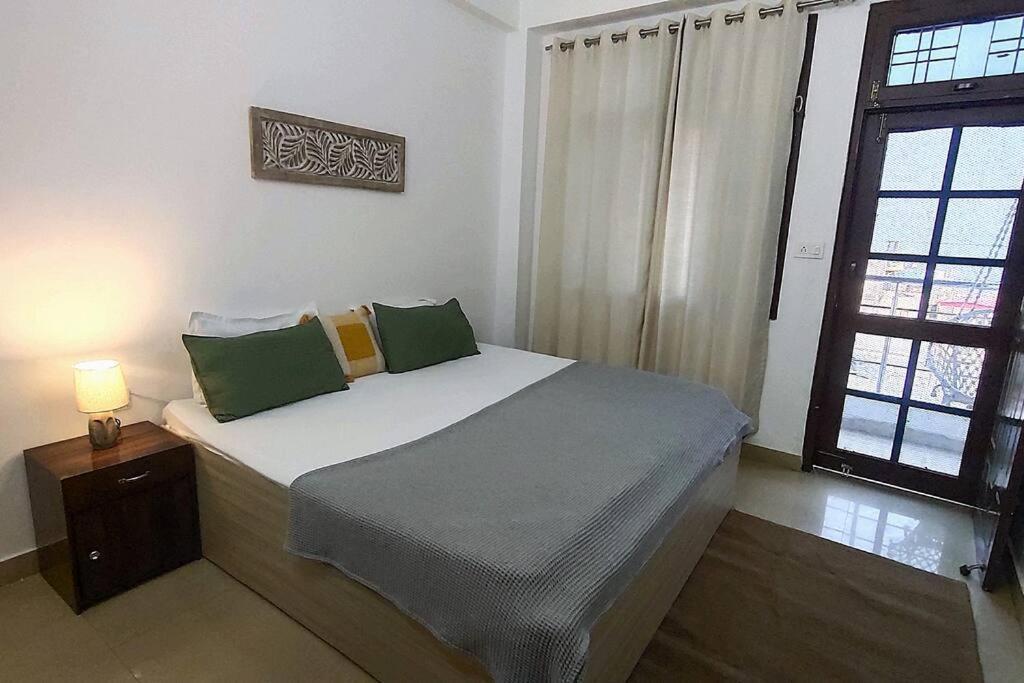 Ensquare - Aesthetic 2 Bedroom, 1 Living With Kitchen Near Top Location Laxman Jhula