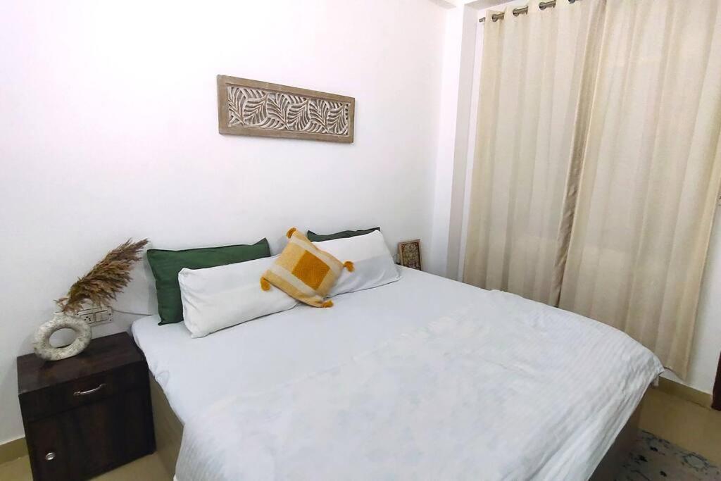 Ensquare - Aesthetic 2 Bedroom, 1 Living With Kitchen Near Top Location Laxman Jhula *