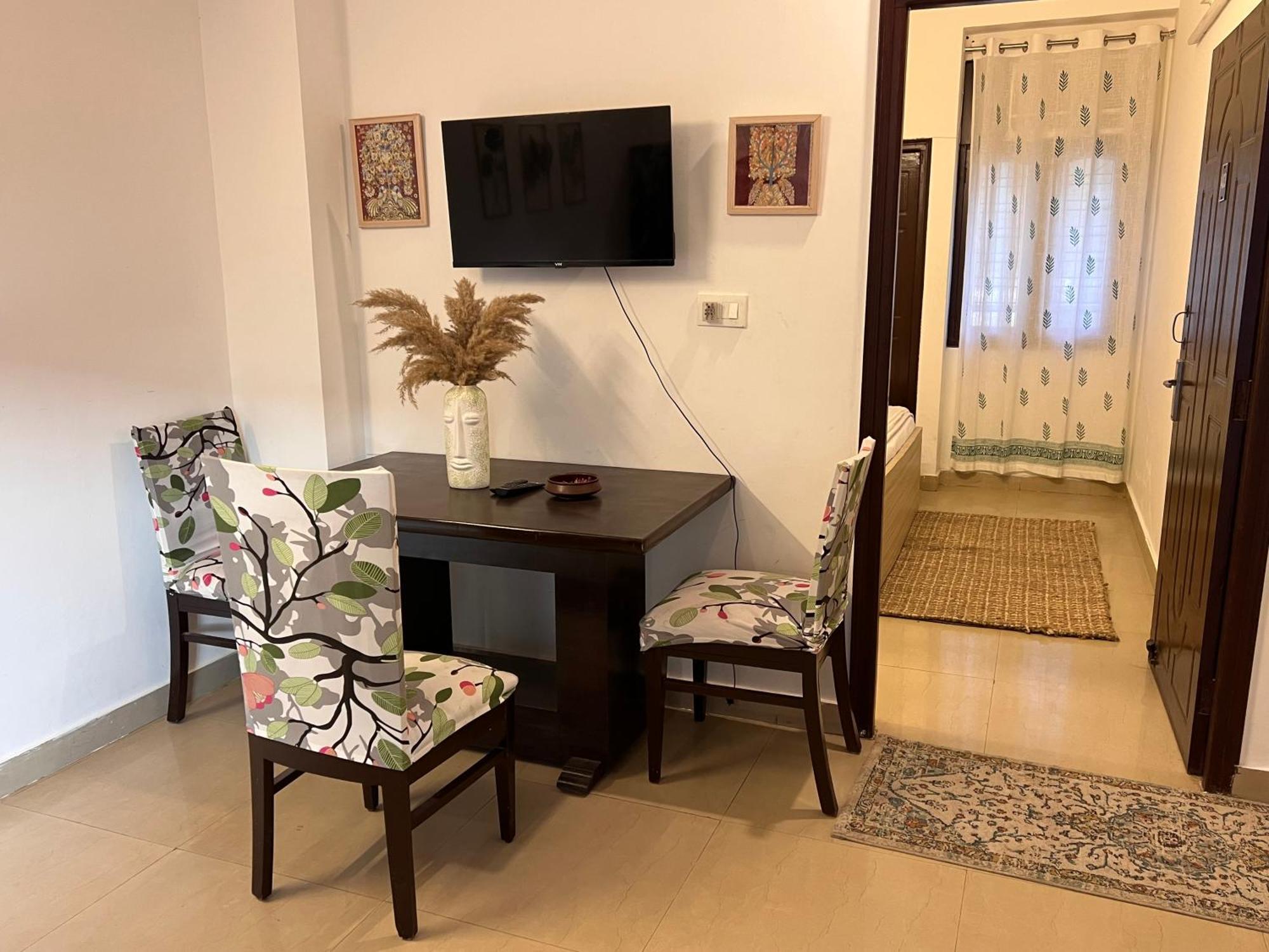 Ensquare - Aesthetic 2 Bedroom, 1 Living With Kitchen Near Top Location Laxman Jhula Rishikesh