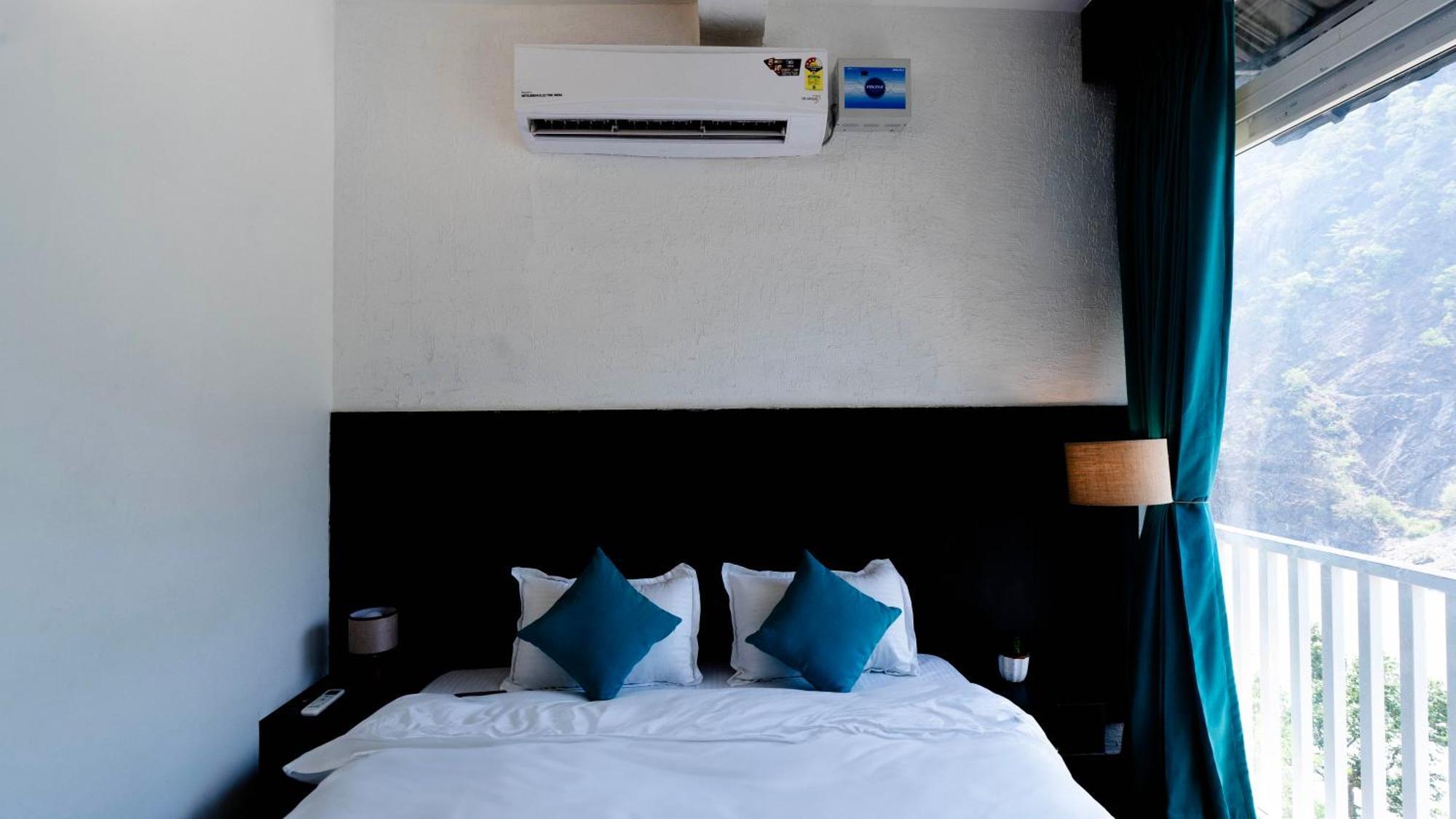 Hotel Raaviera By The Ganges *