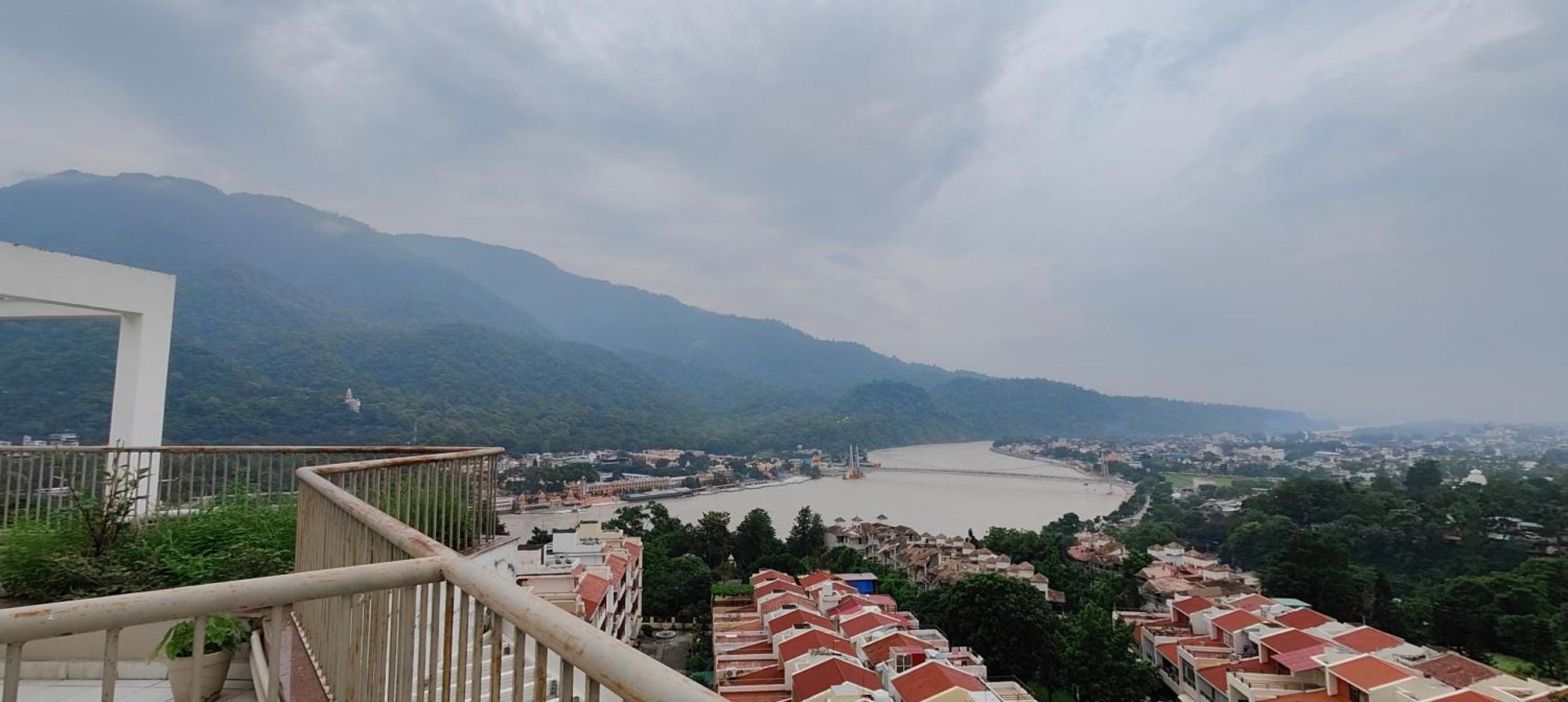 Riverscape Luxury Penthouse Apartment *