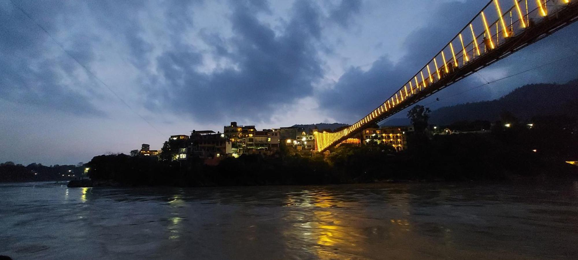 Riverscape Luxury Penthouse Apartment *