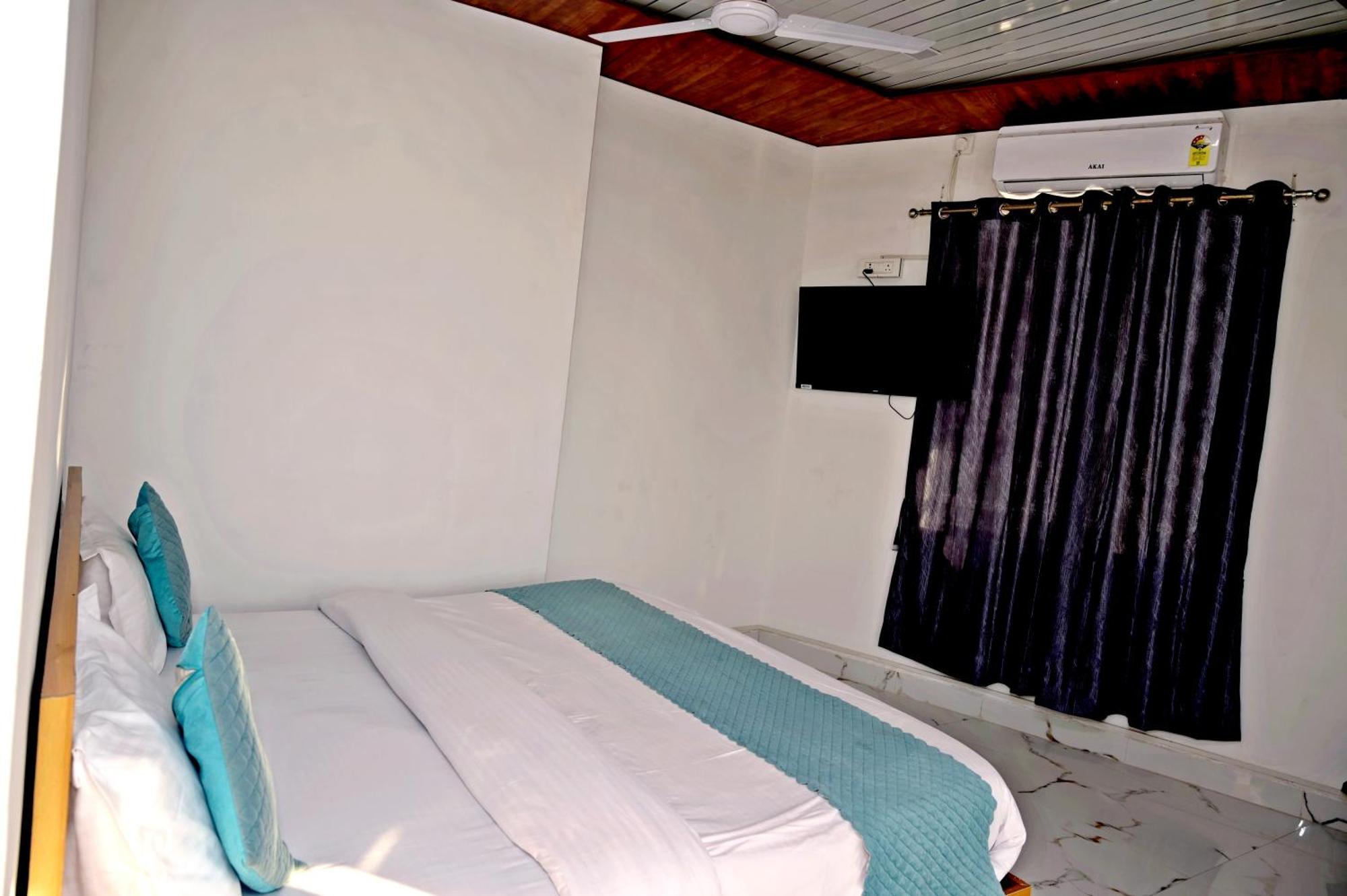 Shubhra Heights Rishikesh- Mountain & River View ! Prime Location ! Walking From Laxman Jhula ! Top Rated & Most Awarded By Company Hotel Rishikesh