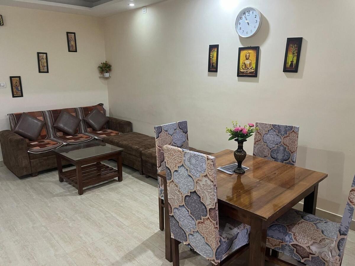 The Platinum Palisade 1Bhk 2Double Beds Modern Gateway In Tapovan Apartment *