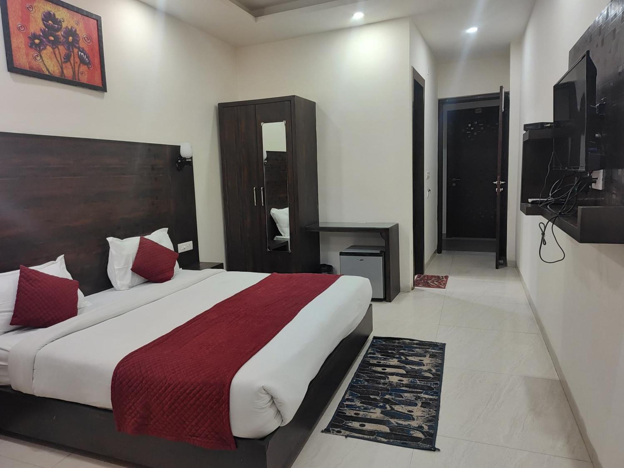 The Leisure Cave Premier 4*