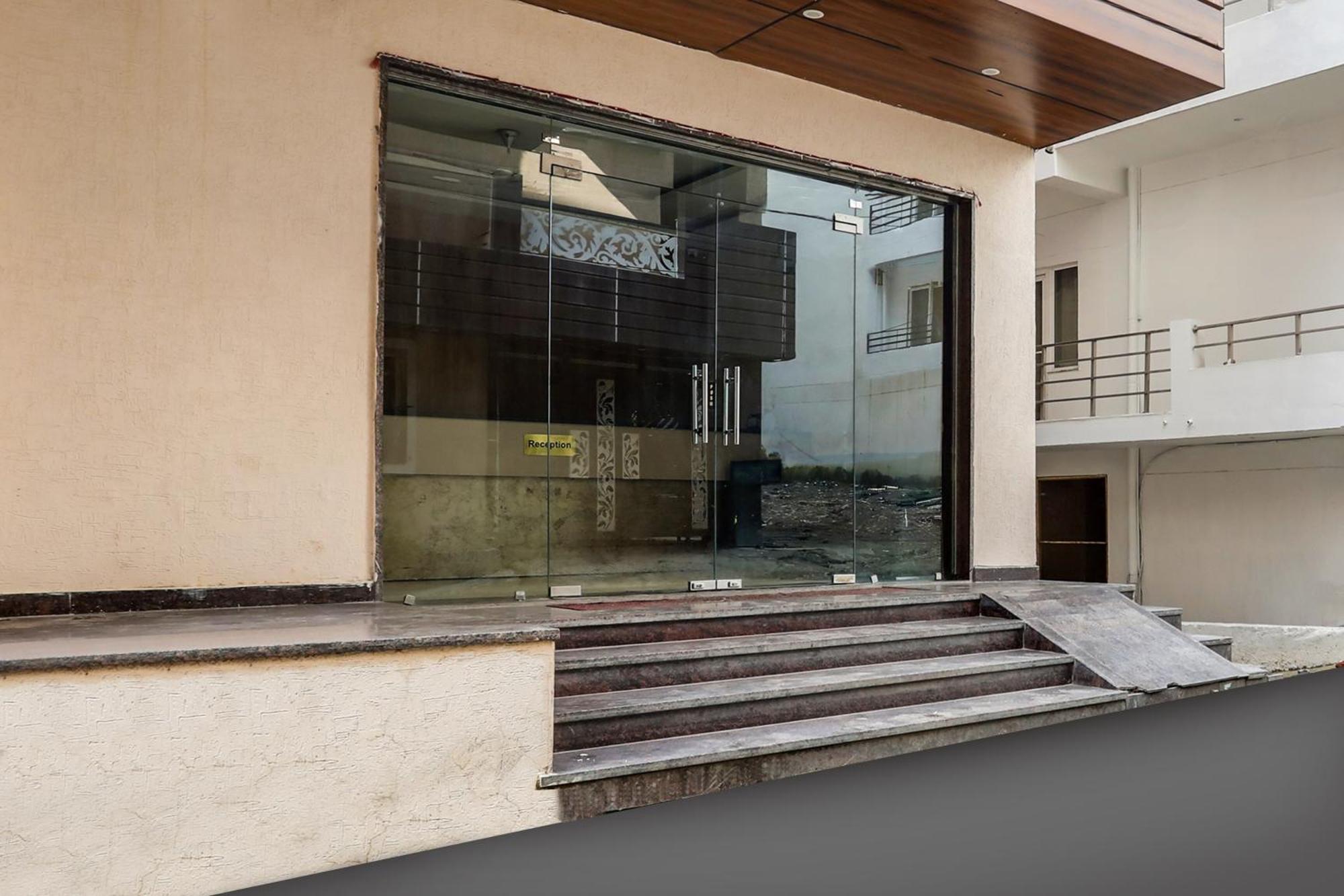 Super Townhouse Oak Tapovan Hotel