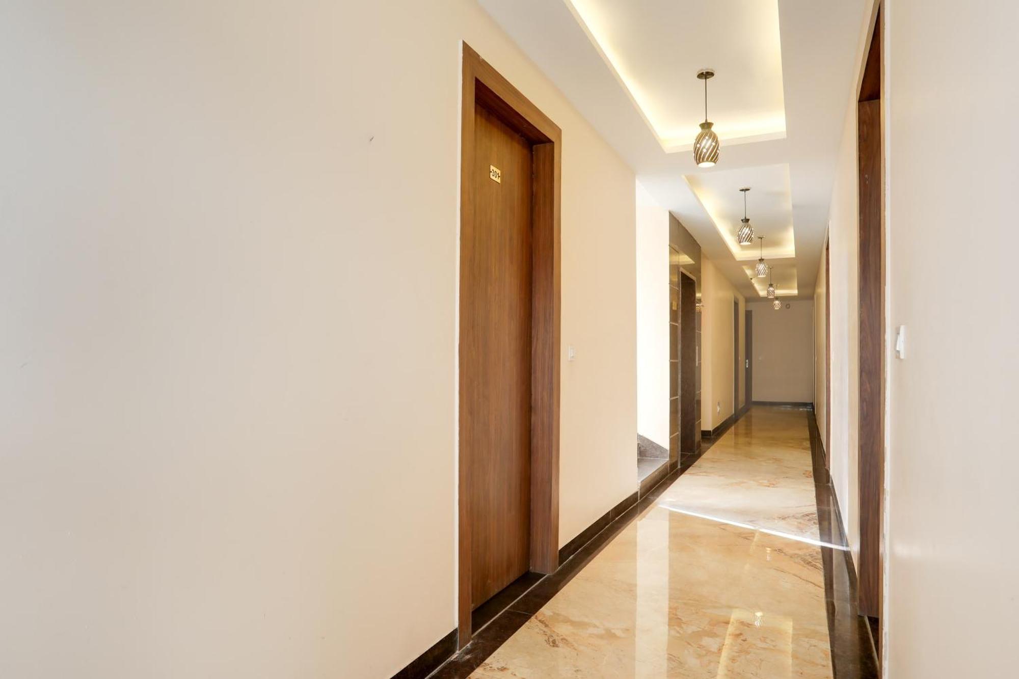 Super Townhouse Oak Tapovan Hotel 4*