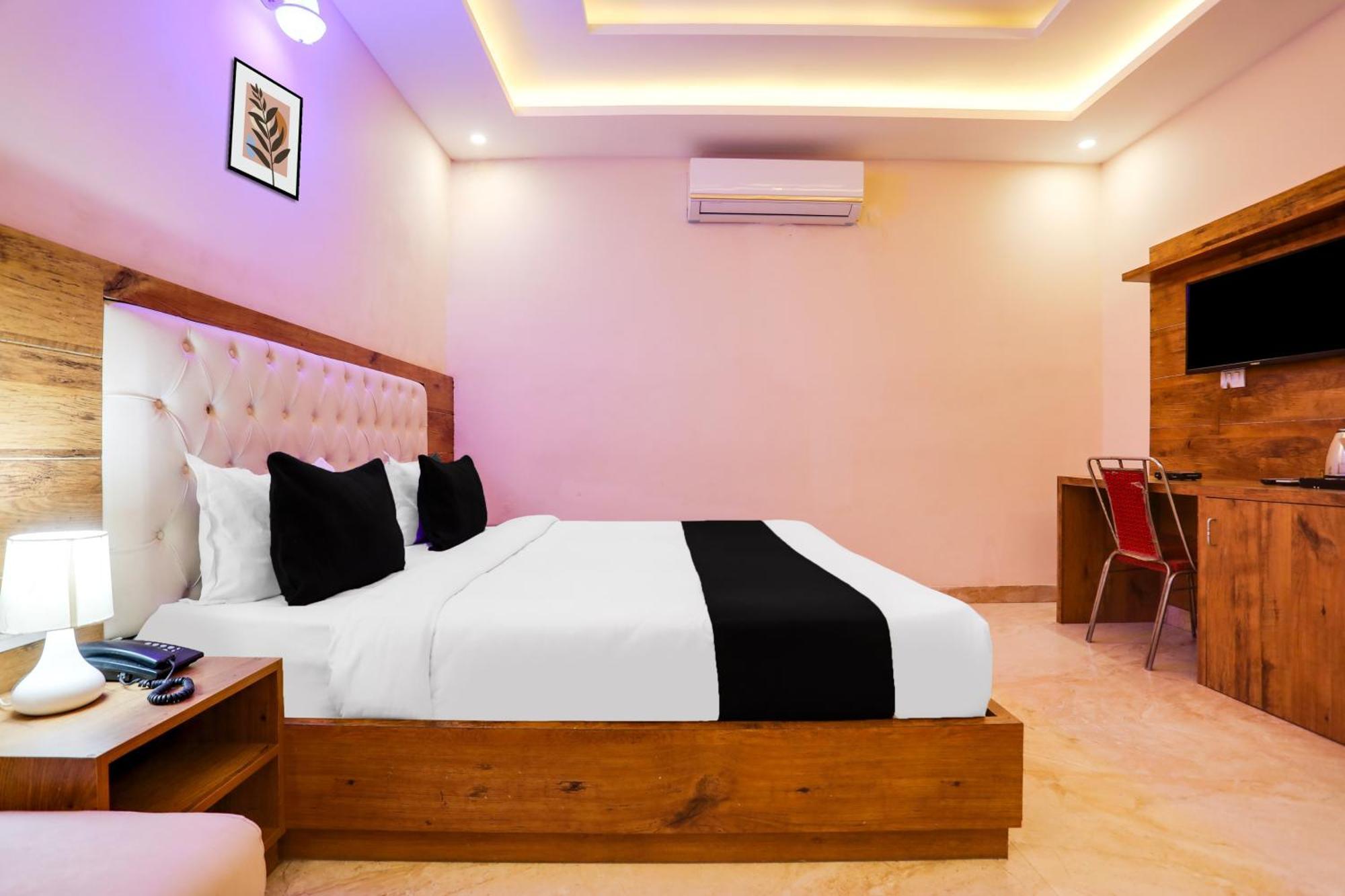 Super Townhouse Oak Tapovan Hotel 4*