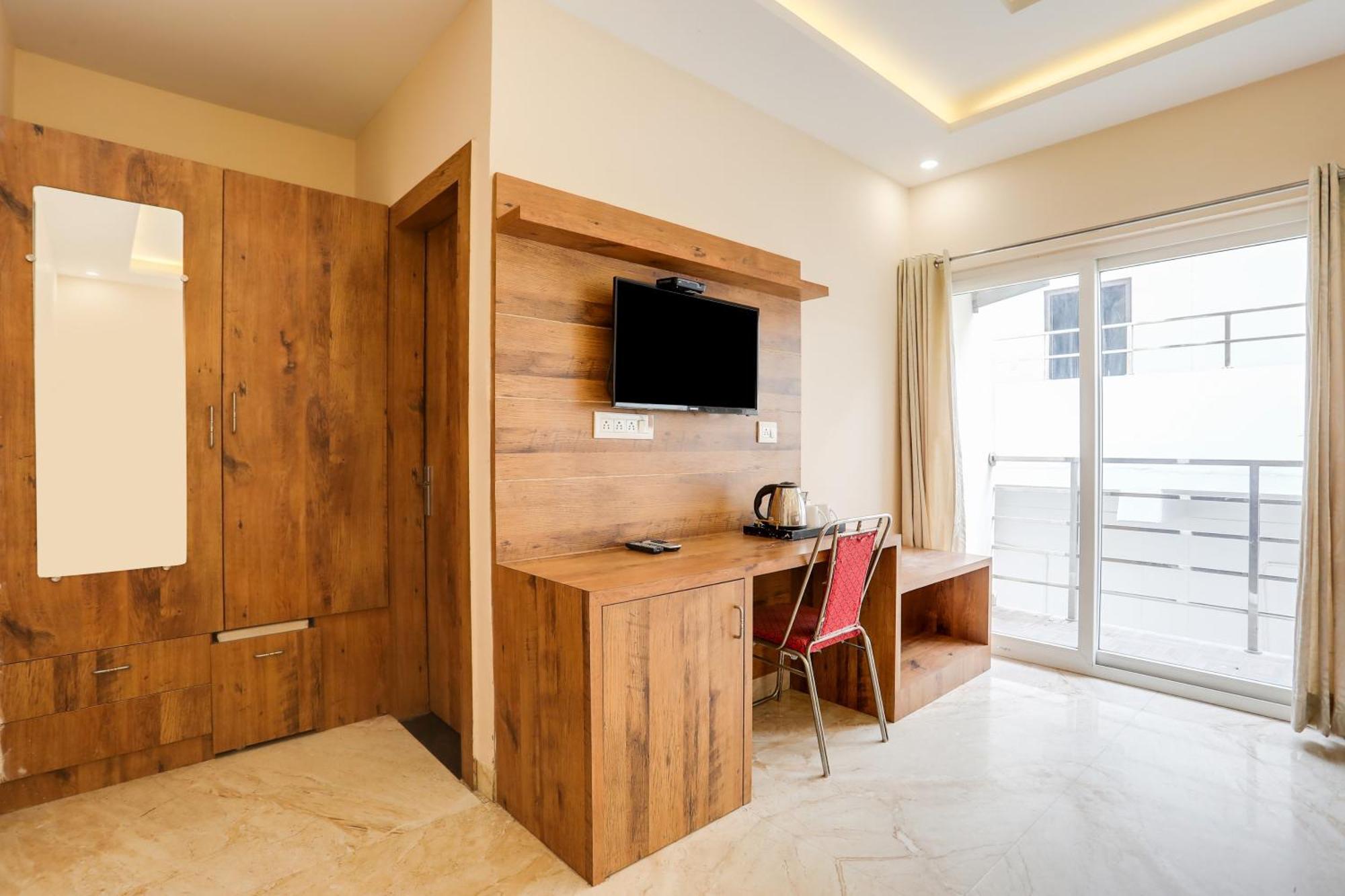 Hotel Super Townhouse Oak Tapovan 4*