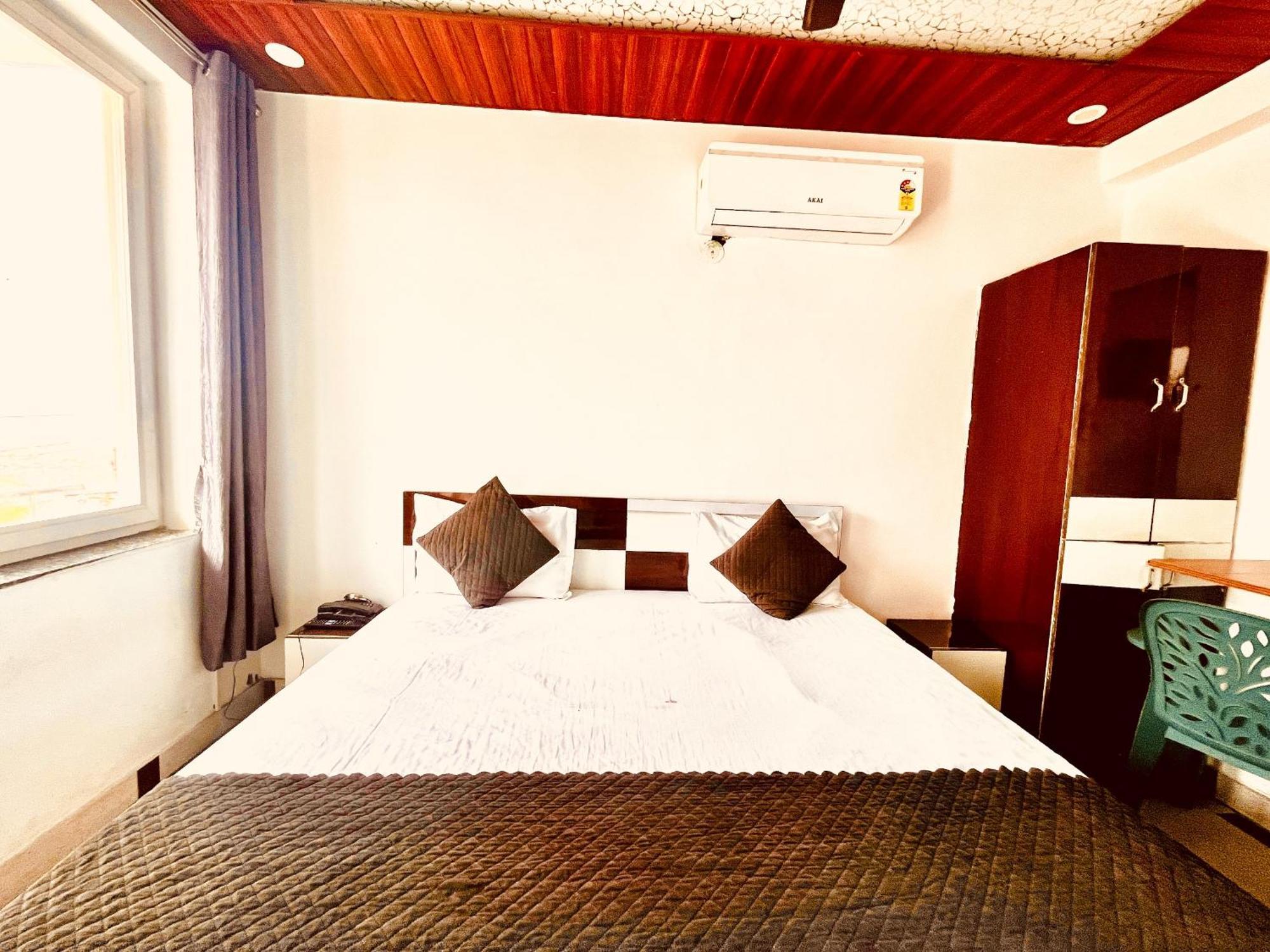 Shubhra Royal Tapovan !! Restaurant ! Budget Friendly ! Traveler Choice ! Rated & Awarded 4* Rishikesh