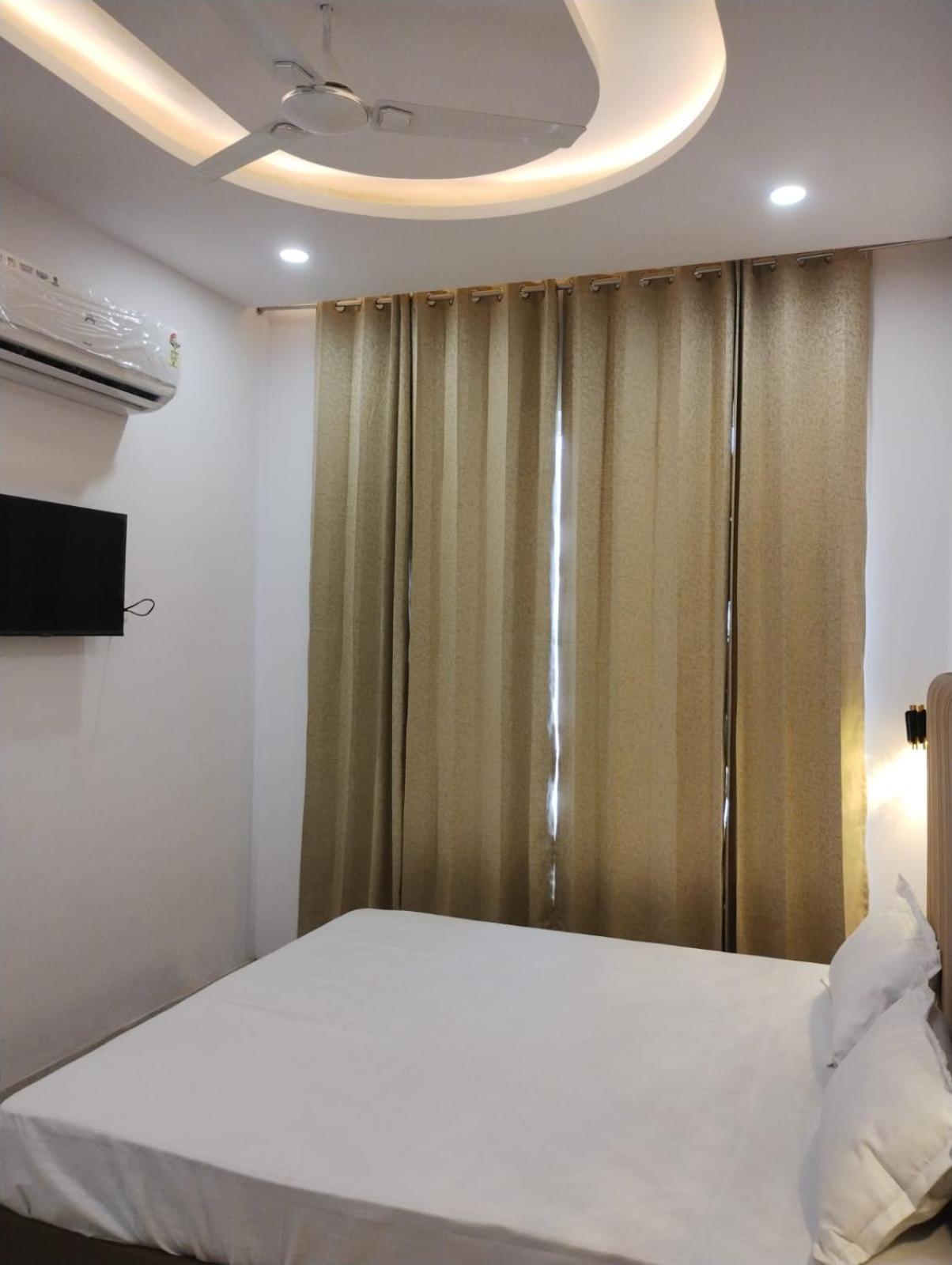 Ganga Kinare Yoga Hotel
