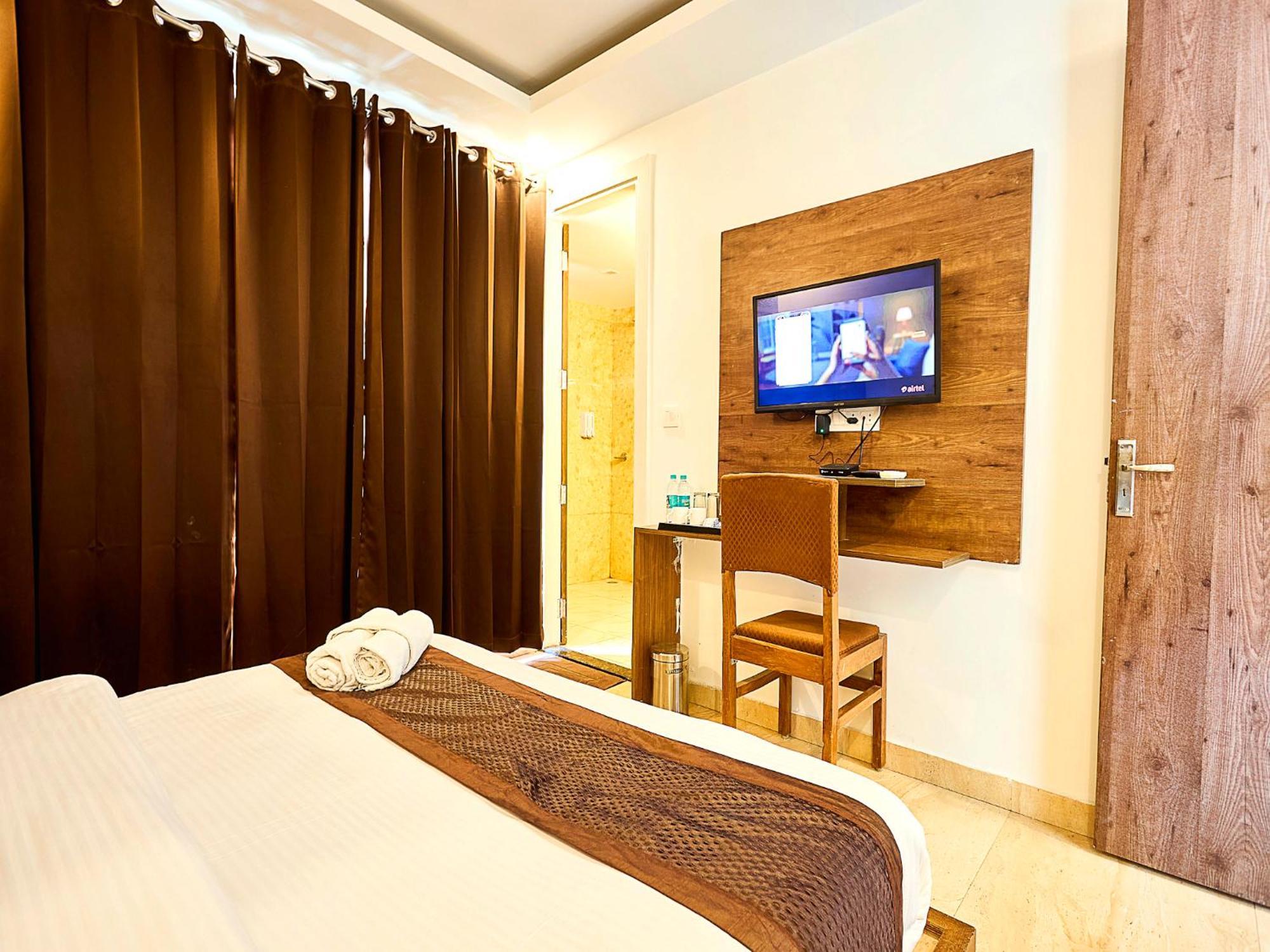 Hotel La Riqueza Pride Inn Tapovan # Swimming Pool# Walking Distance To Ganga Ghat & Lakshman Jhula # Mountain View Rooms # Gym # Spa # Parking Rishikesh