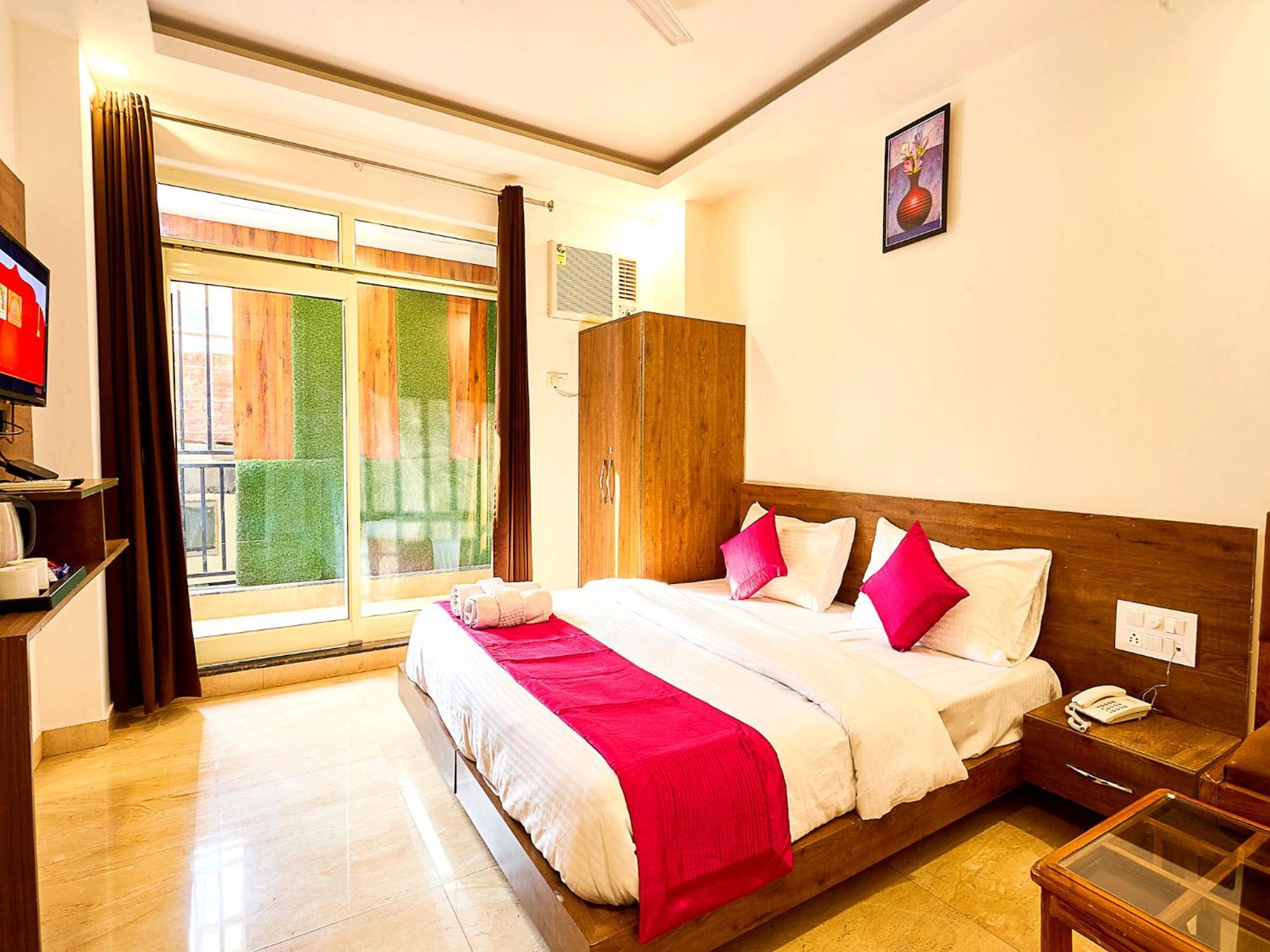 La Riqueza Pride Inn Tapovan # Swimming Pool# Walking Distance To Ganga Ghat & Lakshman Jhula # Mountain View Rooms # Gym # Spa # Parking 3* Rishikesh