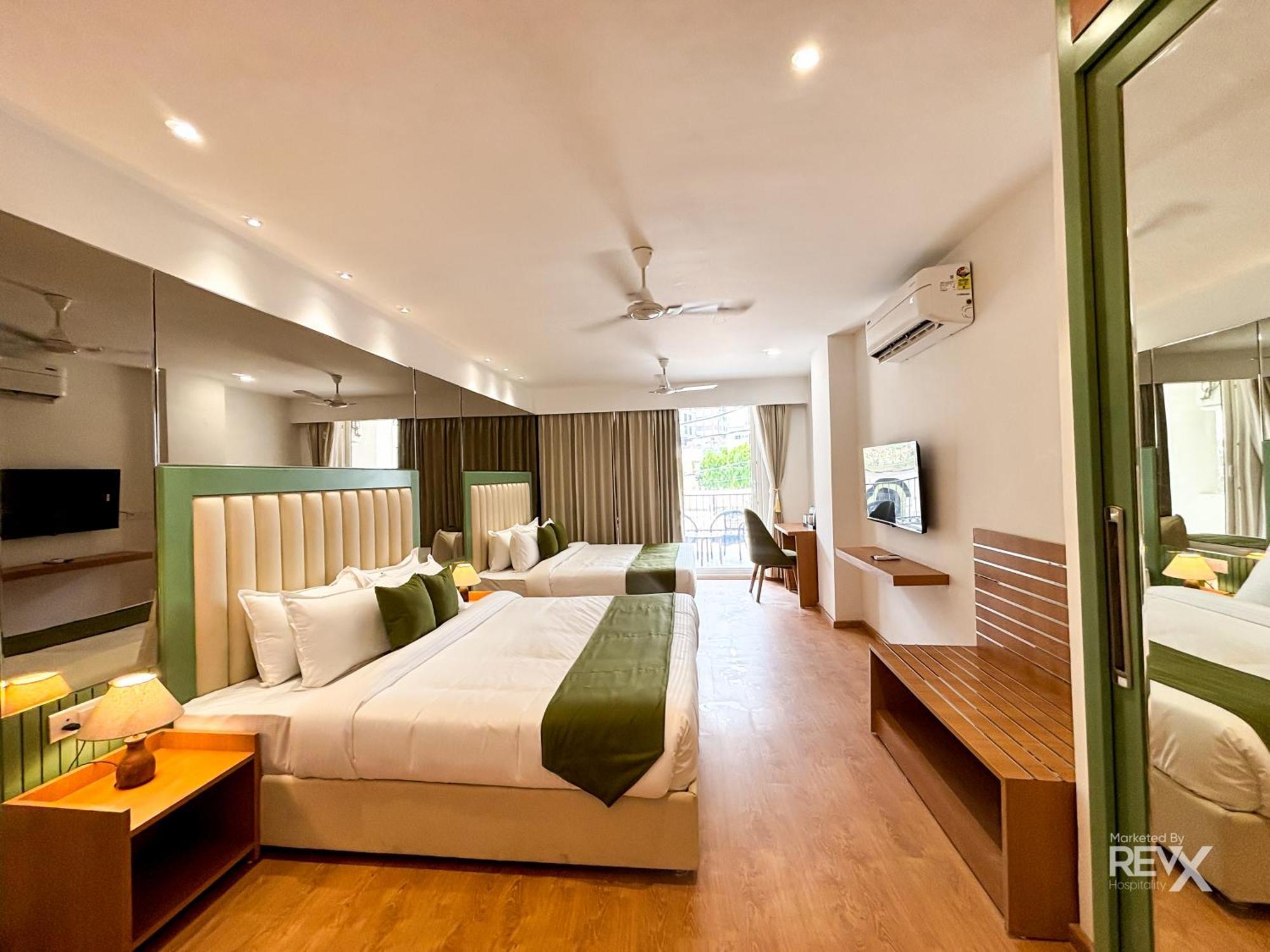 Hotel Oak Leaf 4*