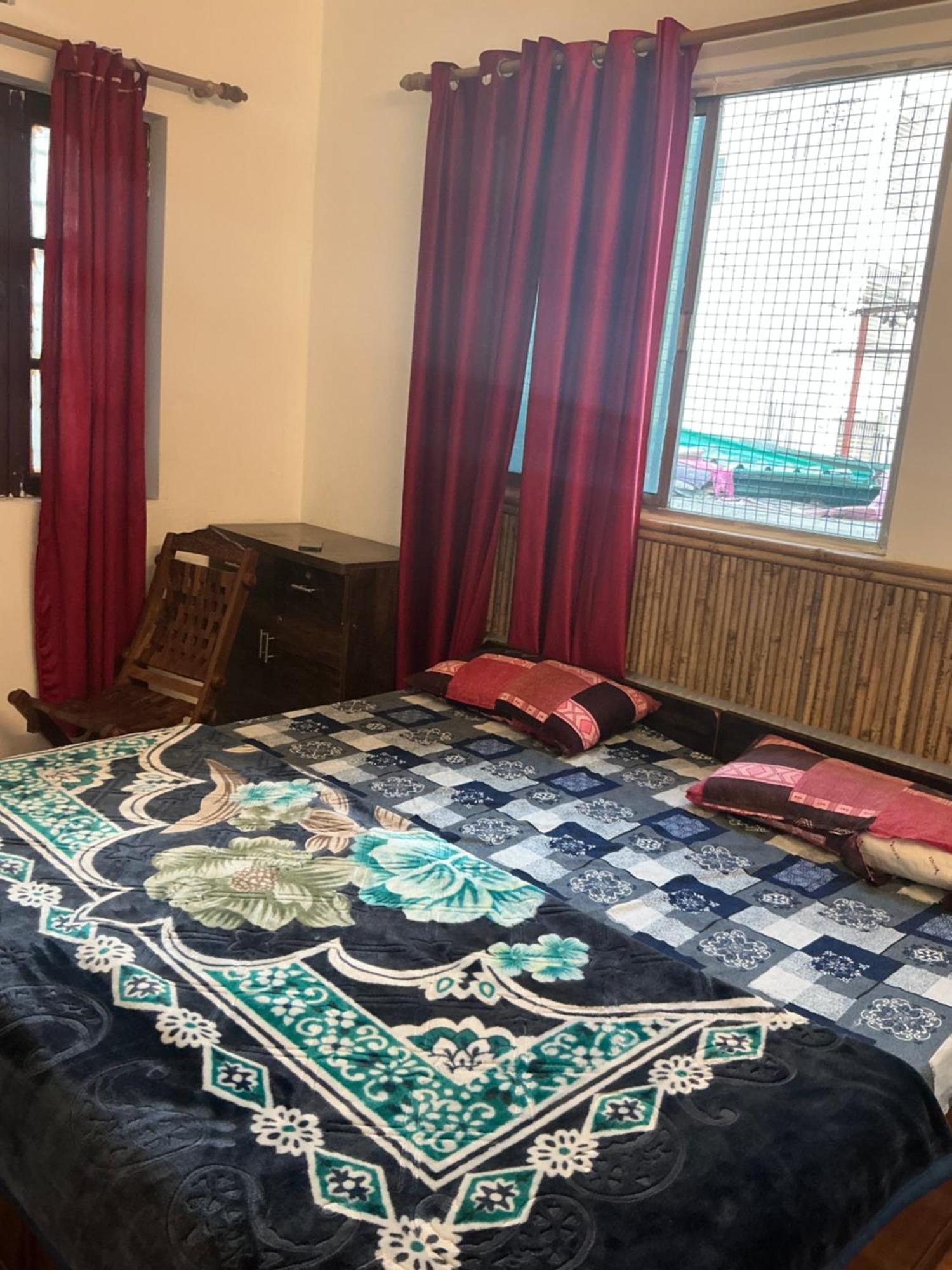 Guest house Happy Shiva Cafe & *