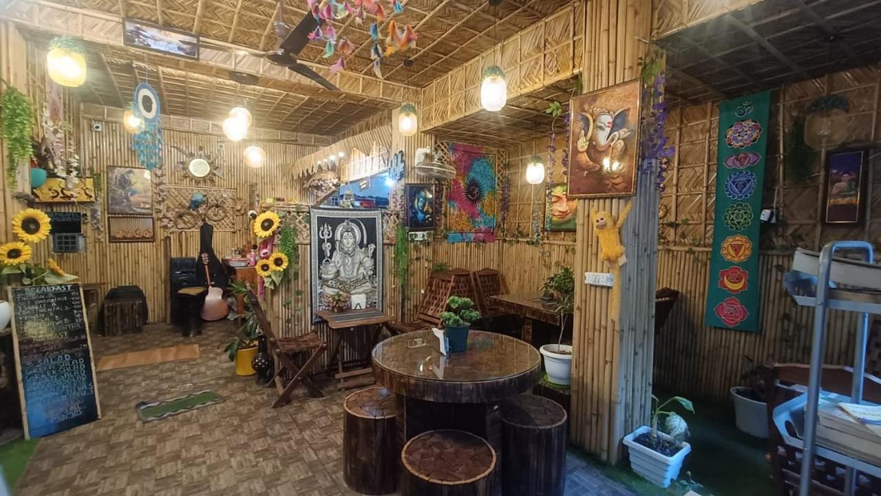 Guest house Happy Shiva Cafe & *