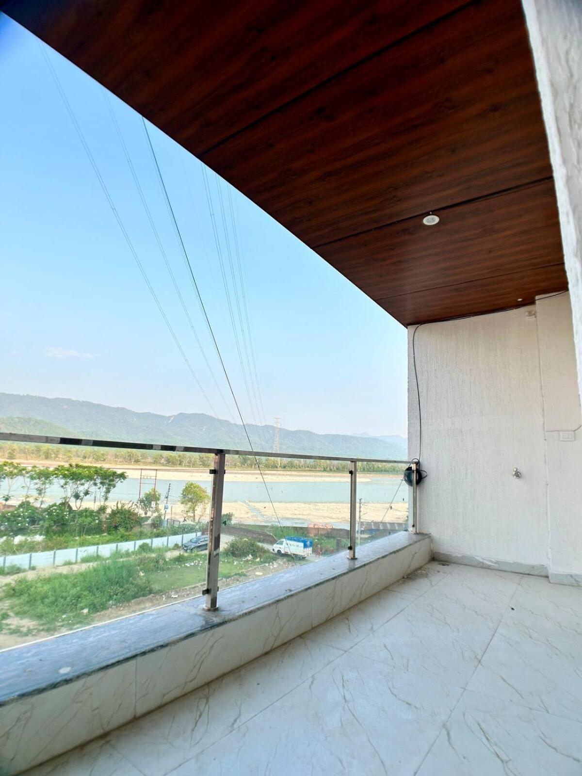 Moksha A Luxury 2bhk With Ganga View Apartment *