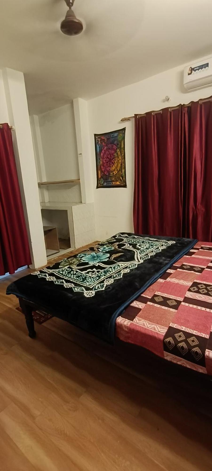 Happy Shiva Cafe & Guest house