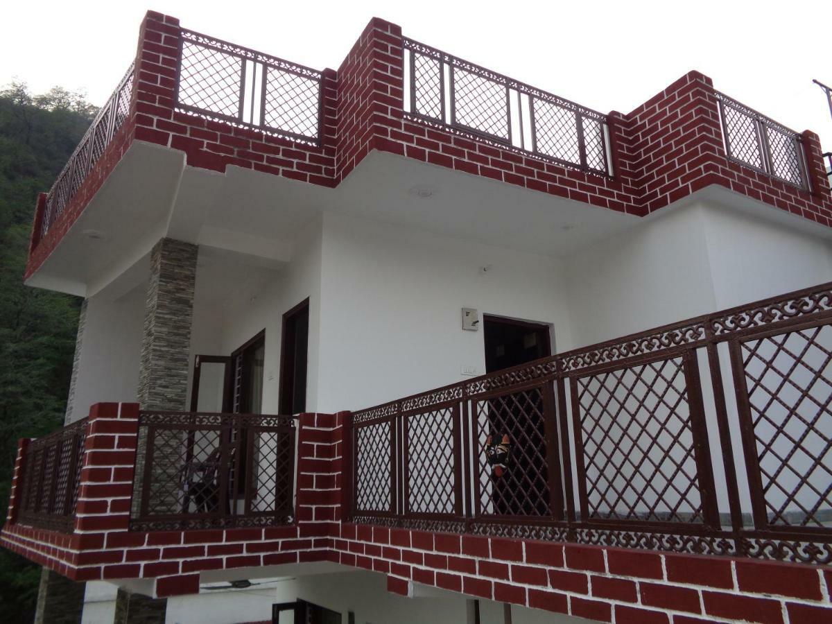 Homestay The White House