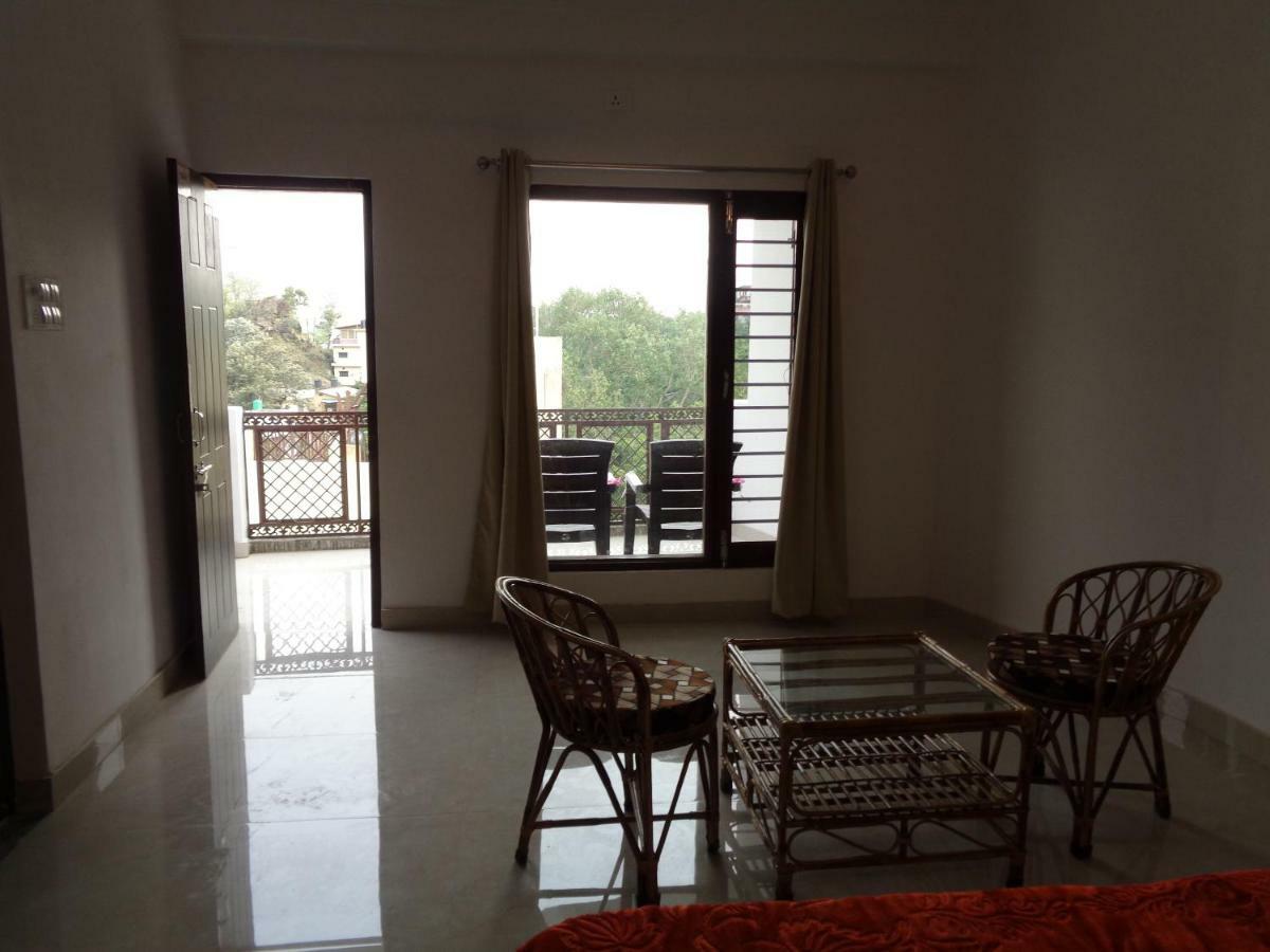 Homestay The White House